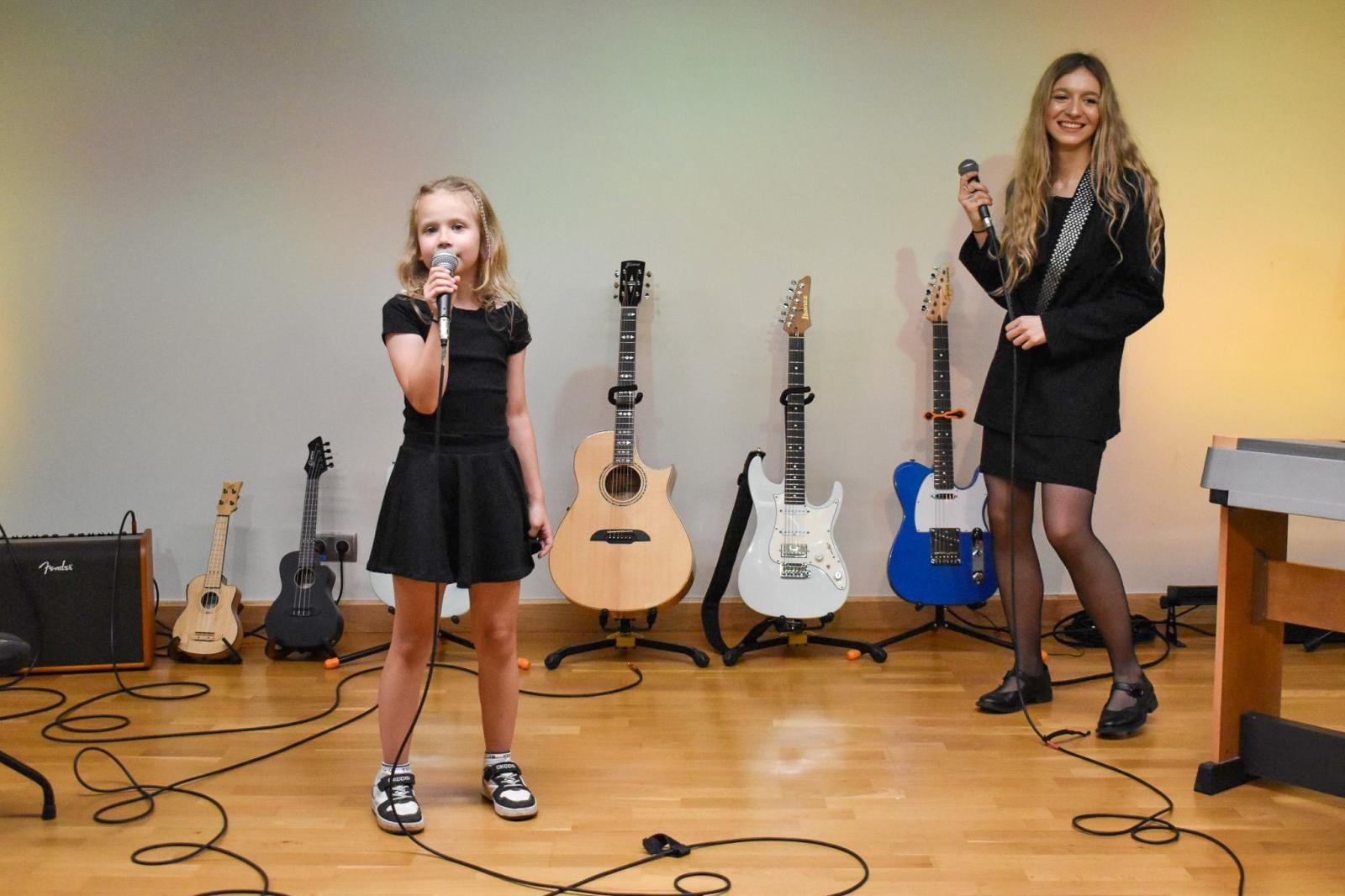 Zdjęcie w galerii na portalu naszraciborz.pl: Młodzi artyści na scenie domu książęcego Zamku Piastowskiego wiadomości z regionu