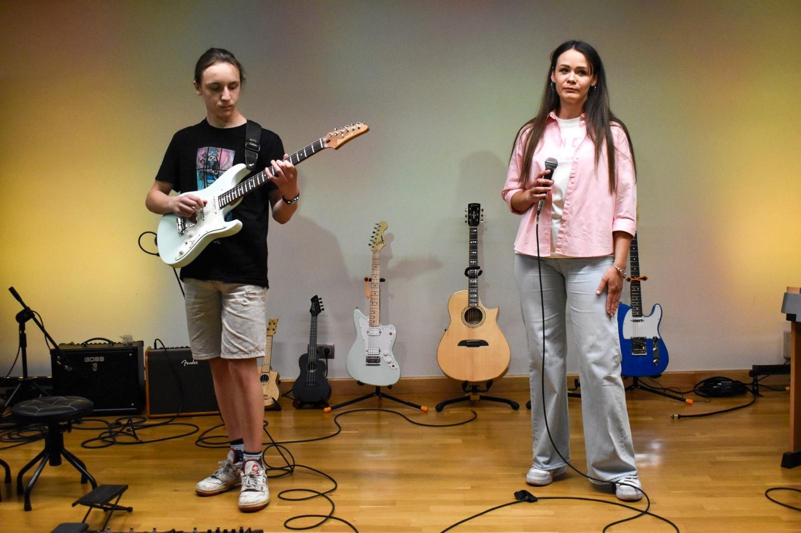 Zdjęcie w galerii na portalu naszraciborz.pl: Młodzi artyści na scenie domu książęcego Zamku Piastowskiego wiadomości z regionu