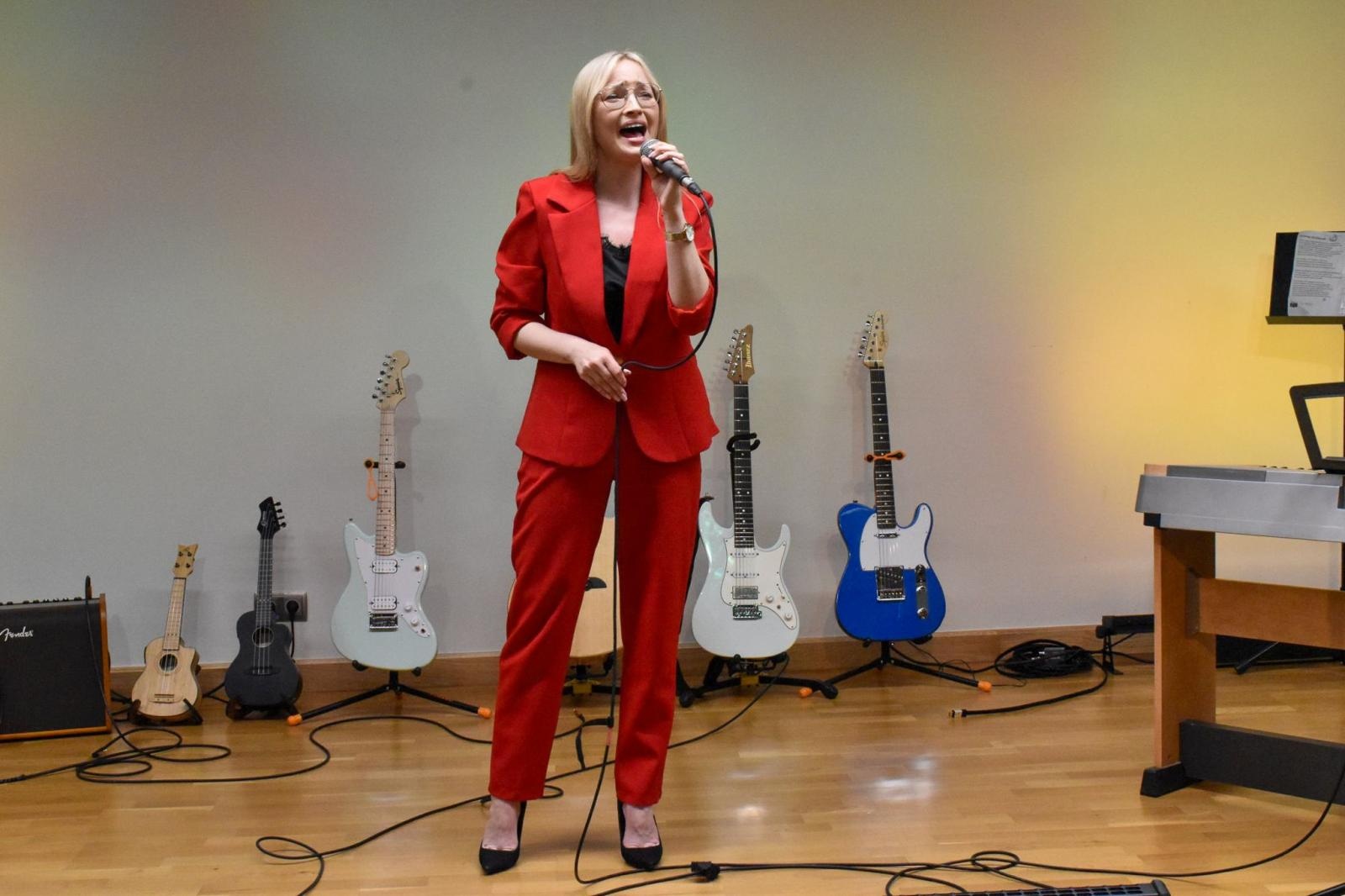 Zdjęcie w galerii na portalu naszraciborz.pl: Młodzi artyści na scenie domu książęcego Zamku Piastowskiego wiadomości z regionu