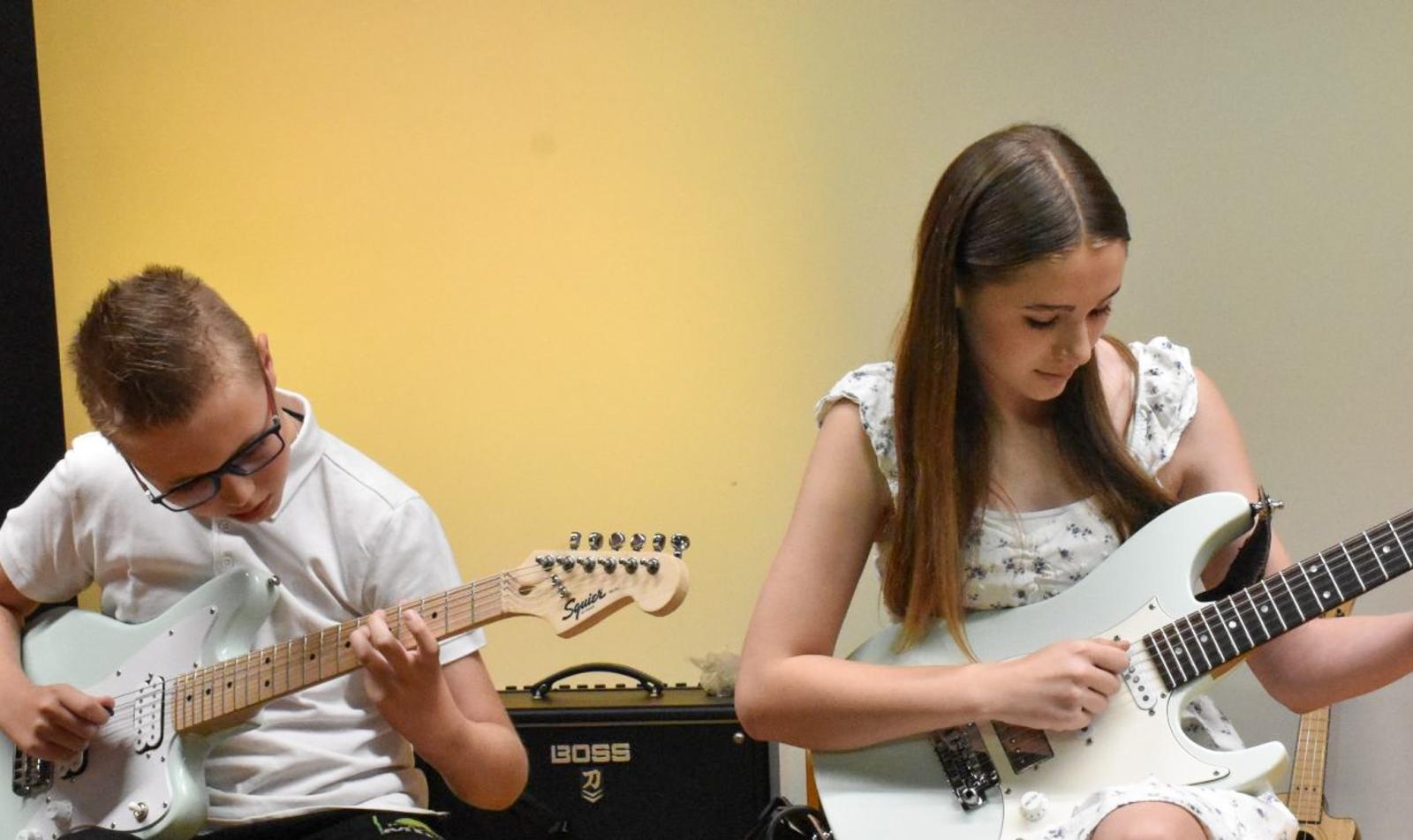 Zdjęcie w galerii na portalu naszraciborz.pl: Młodzi artyści na scenie domu książęcego Zamku Piastowskiego wiadomości z regionu