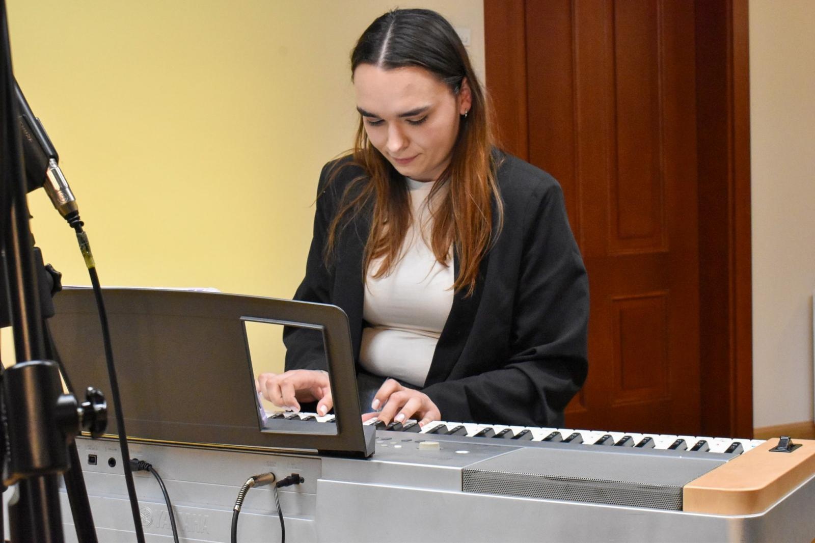 Zdjęcie w galerii na portalu naszraciborz.pl: Młodzi artyści na scenie domu książęcego Zamku Piastowskiego wiadomości z regionu