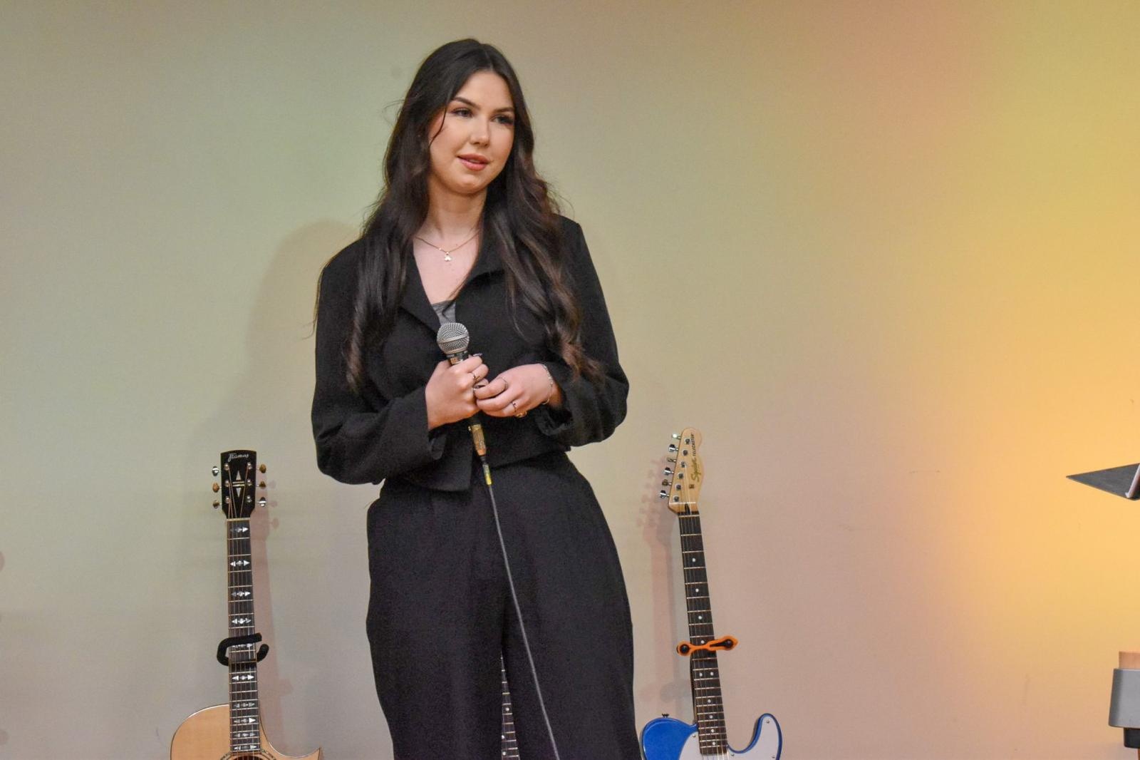 Zdjęcie w galerii na portalu naszraciborz.pl: Młodzi artyści na scenie domu książęcego Zamku Piastowskiego wiadomości z regionu