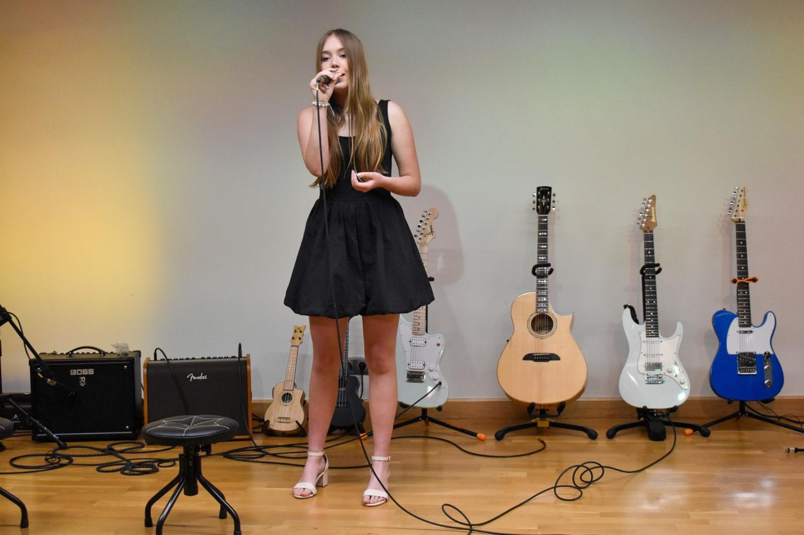 Zdjęcie w galerii na portalu naszraciborz.pl: Młodzi artyści na scenie domu książęcego Zamku Piastowskiego wiadomości z regionu