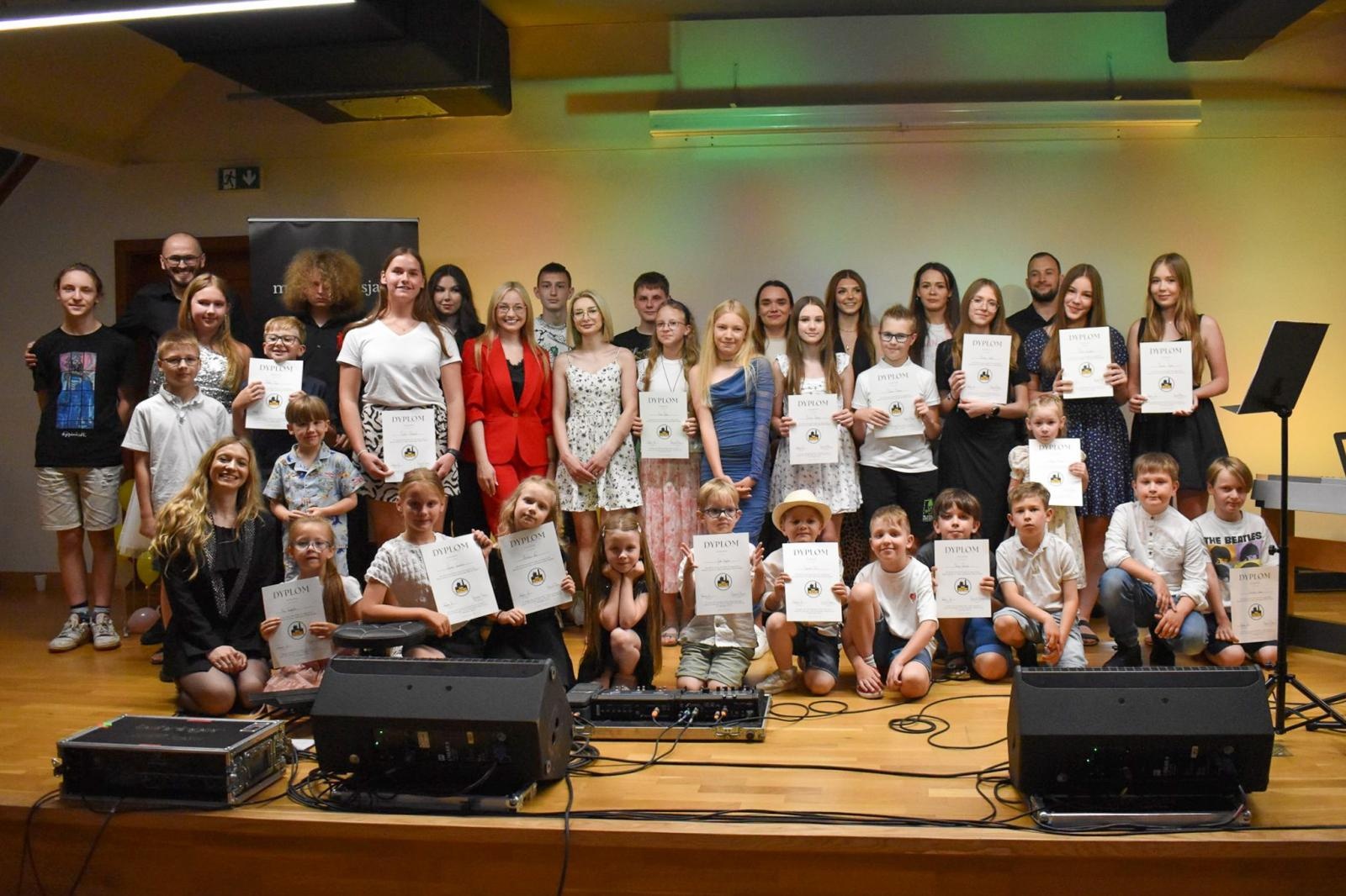 Zdjęcie w galerii na portalu naszraciborz.pl: Młodzi artyści na scenie domu książęcego Zamku Piastowskiego wiadomości z regionu