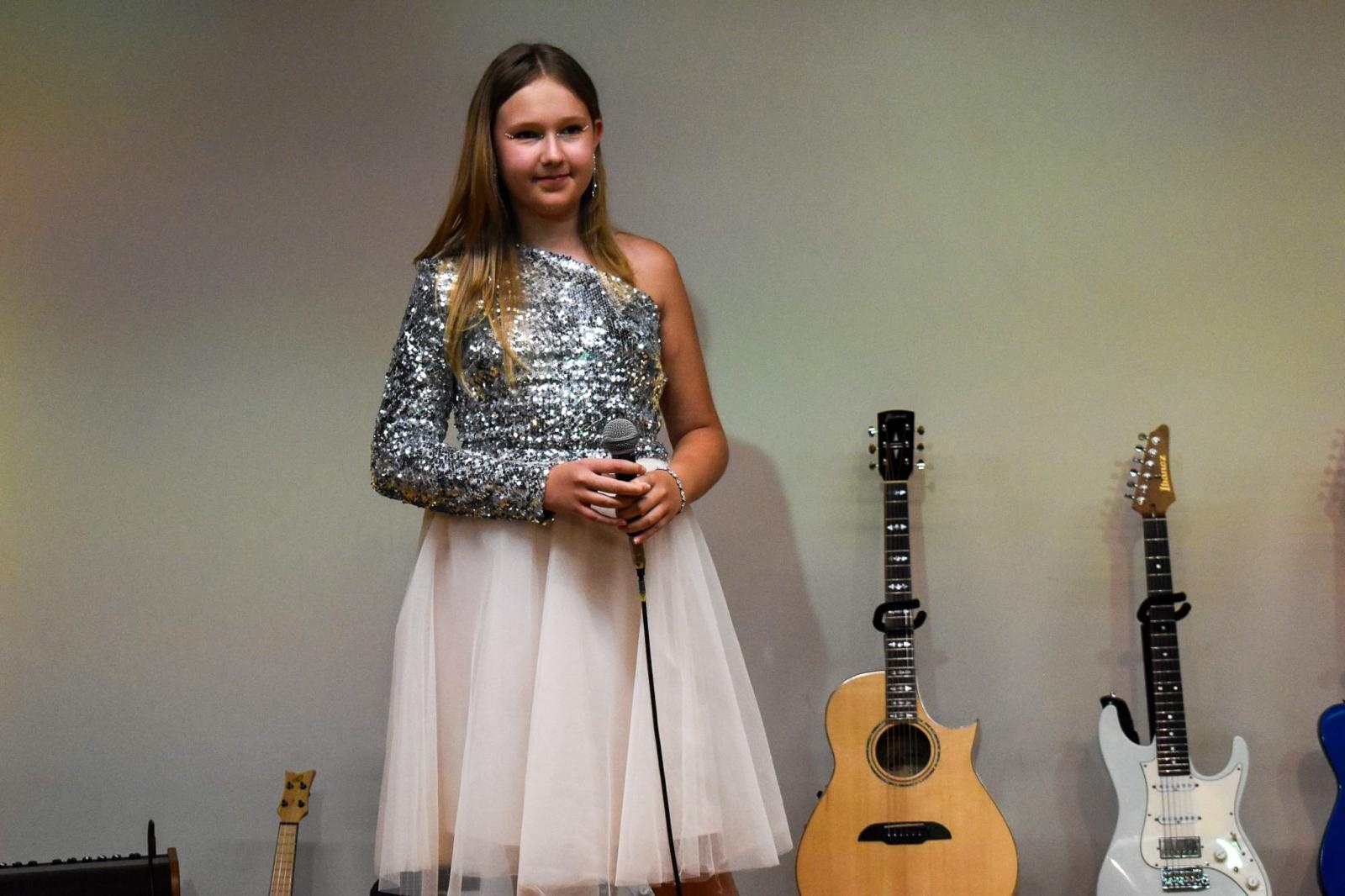 Zdjęcie w galerii na portalu naszraciborz.pl: Młodzi artyści na scenie domu książęcego Zamku Piastowskiego wiadomości z regionu