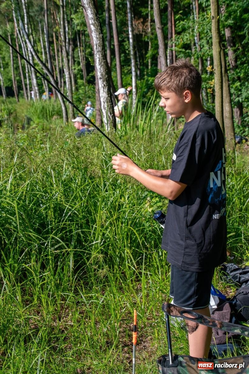 Zdjęcie w galerii na portalu naszraciborz.pl: Pod Oborą złowili taaaaką rybę! Zawody wędkarskie z okazji Dnia Dziecka wiadomości z regionu