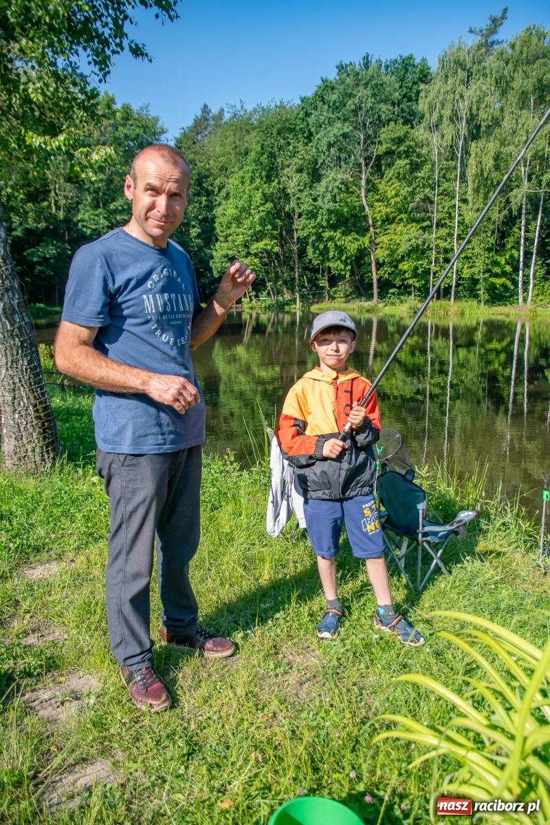 Zdjęcie w galerii na portalu naszraciborz.pl: Pod Oborą złowili taaaaką rybę! Zawody wędkarskie z okazji Dnia Dziecka wiadomości z regionu