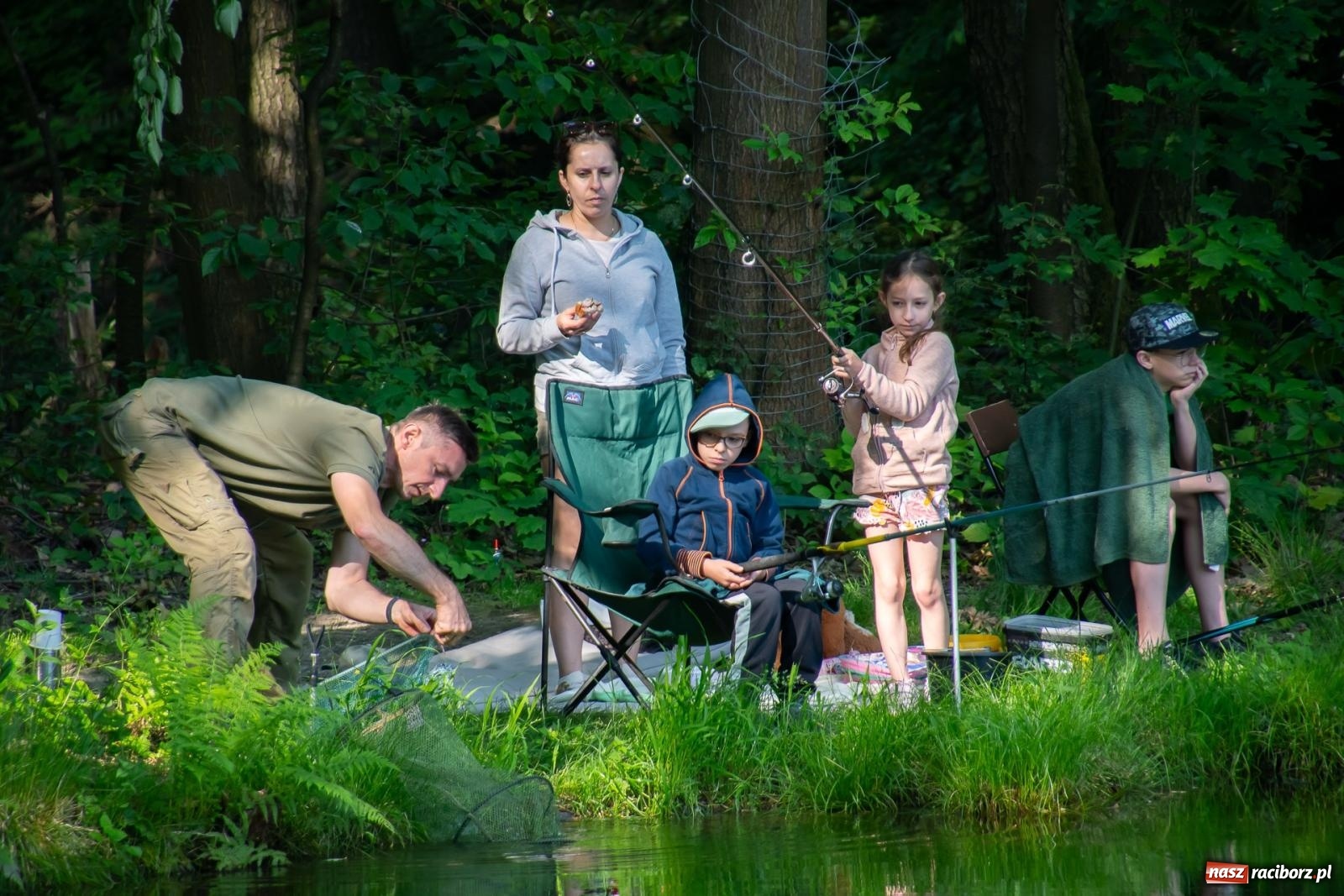Zdjęcie w galerii na portalu naszraciborz.pl: Pod Oborą złowili taaaaką rybę! Zawody wędkarskie z okazji Dnia Dziecka wiadomości z regionu
