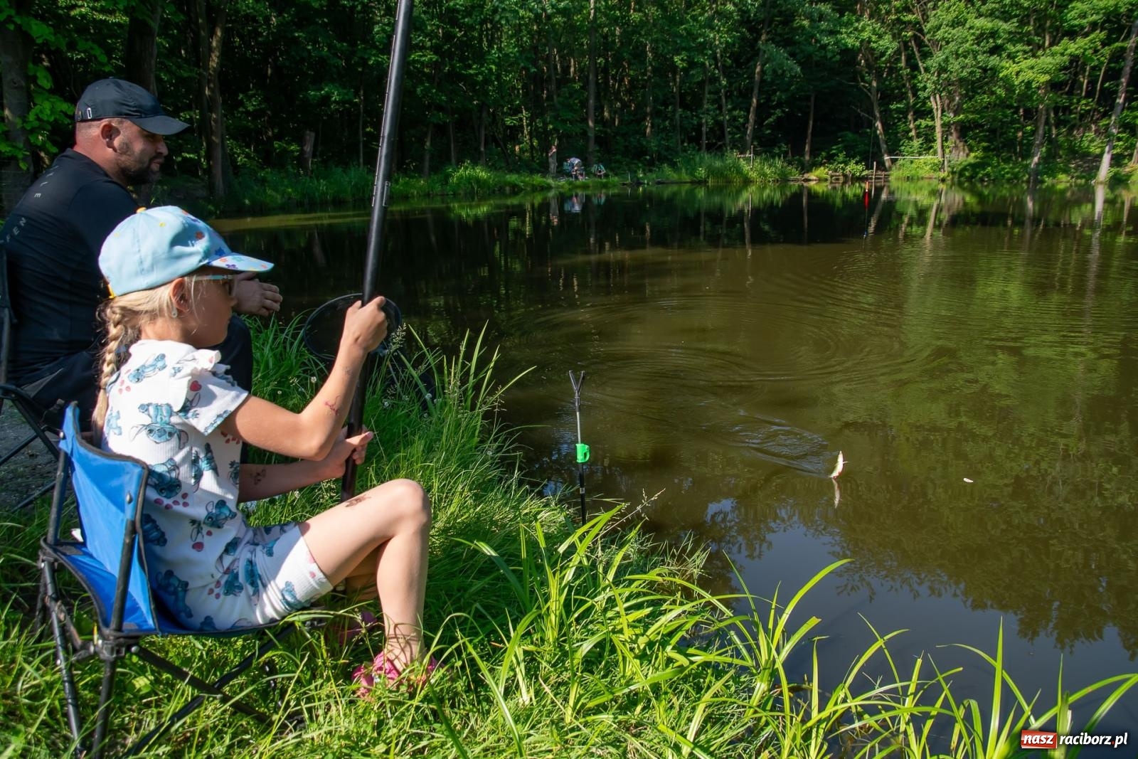 Zdjęcie w galerii na portalu naszraciborz.pl: Pod Oborą złowili taaaaką rybę! Zawody wędkarskie z okazji Dnia Dziecka wiadomości z regionu
