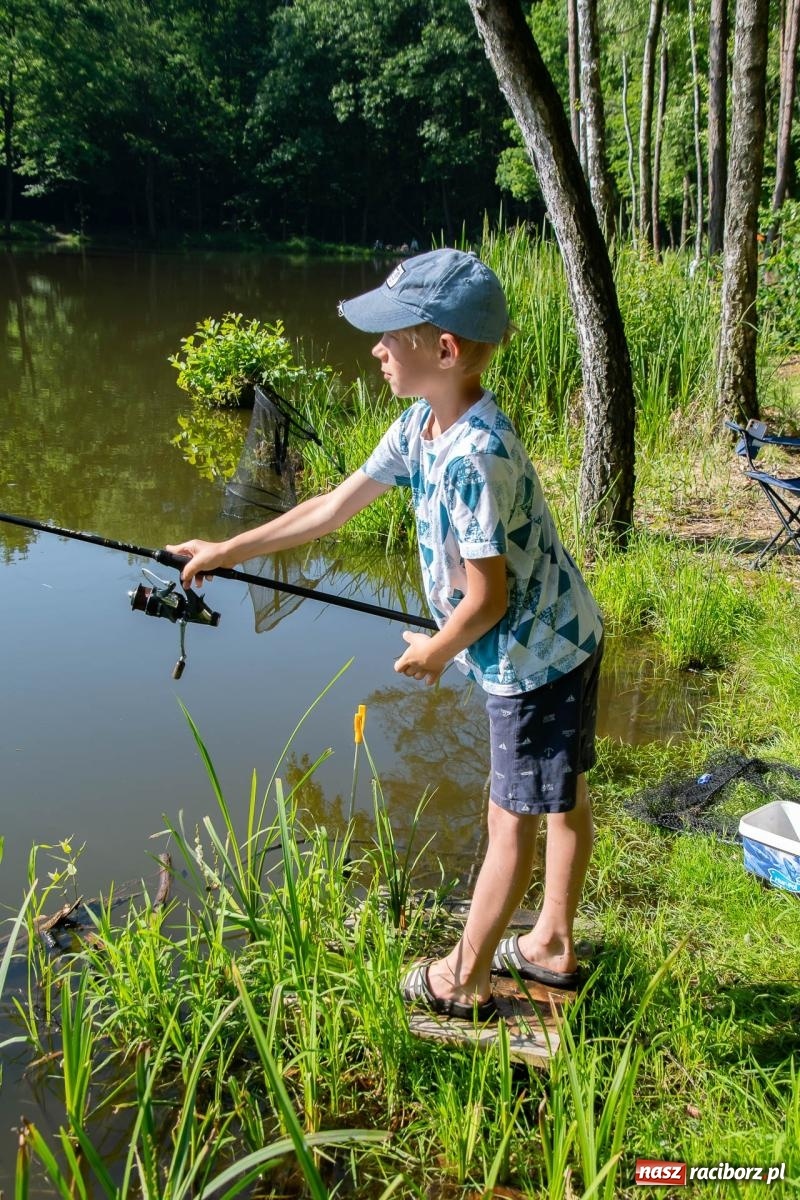 Zdjęcie w galerii na portalu naszraciborz.pl: Pod Oborą złowili taaaaką rybę! Zawody wędkarskie z okazji Dnia Dziecka wiadomości z regionu