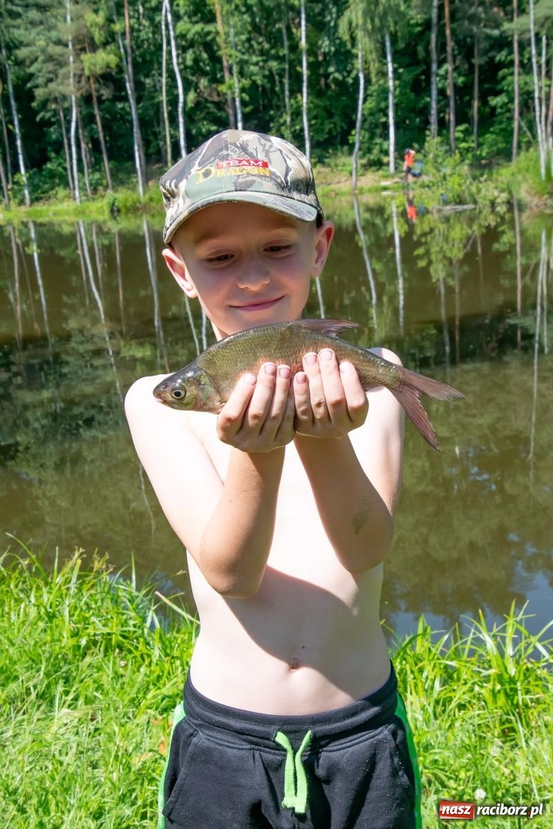 Zdjęcie w galerii na portalu naszraciborz.pl: Pod Oborą złowili taaaaką rybę! Zawody wędkarskie z okazji Dnia Dziecka wiadomości z regionu