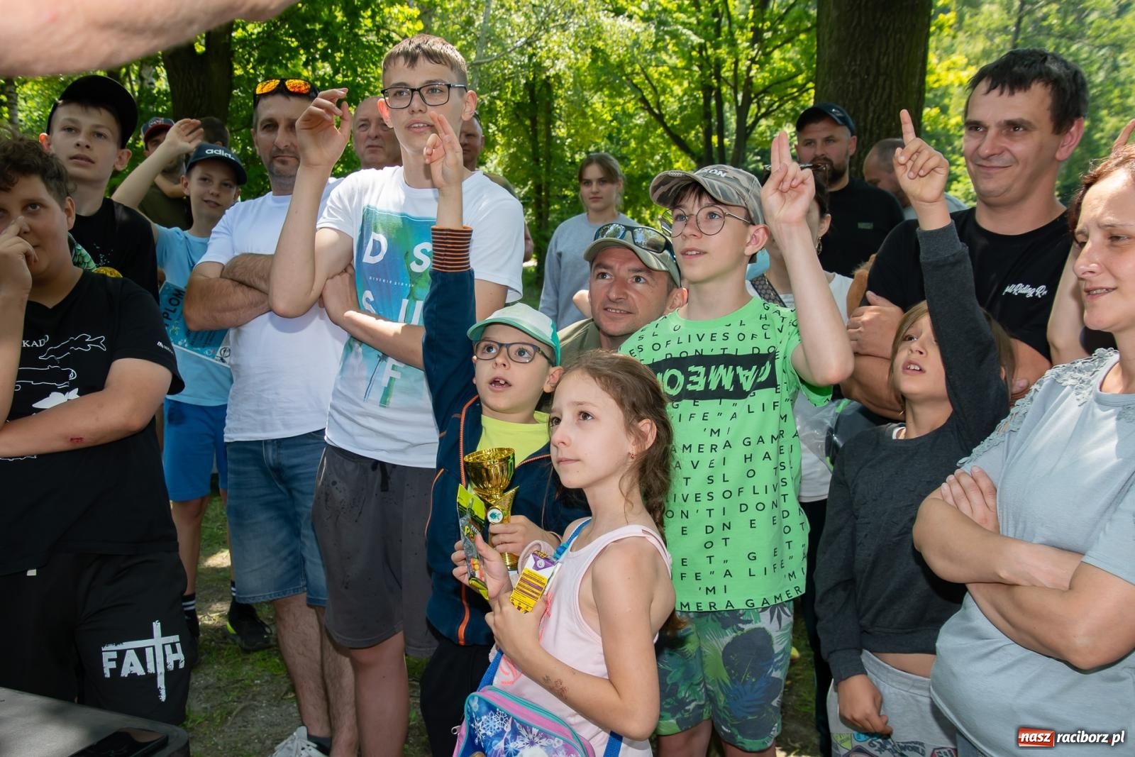 Zdjęcie w galerii na portalu naszraciborz.pl: Pod Oborą złowili taaaaką rybę! Zawody wędkarskie z okazji Dnia Dziecka wiadomości z regionu