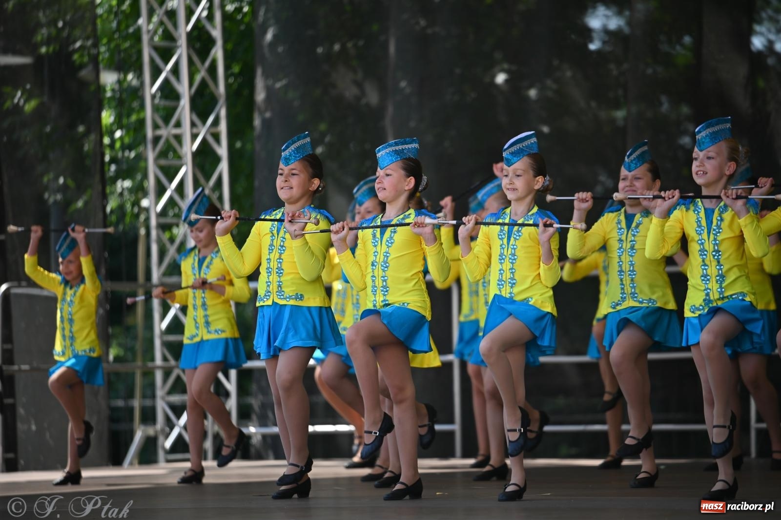 Zdjęcie w galerii na portalu naszraciborz.pl: Mażoretki opanowały Zamek Piastowski. V Mażoretkowy Zawrót Głowy wiadomości z regionu