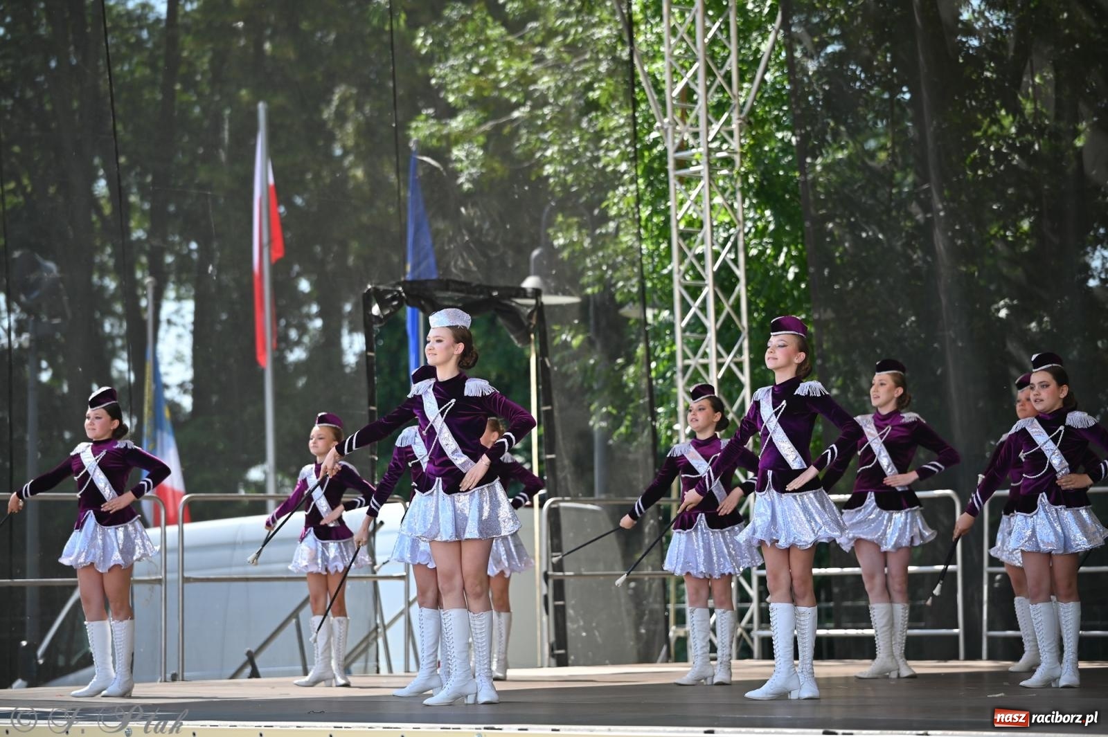 Zdjęcie w galerii na portalu naszraciborz.pl: Mażoretki opanowały Zamek Piastowski. V Mażoretkowy Zawrót Głowy wiadomości z regionu