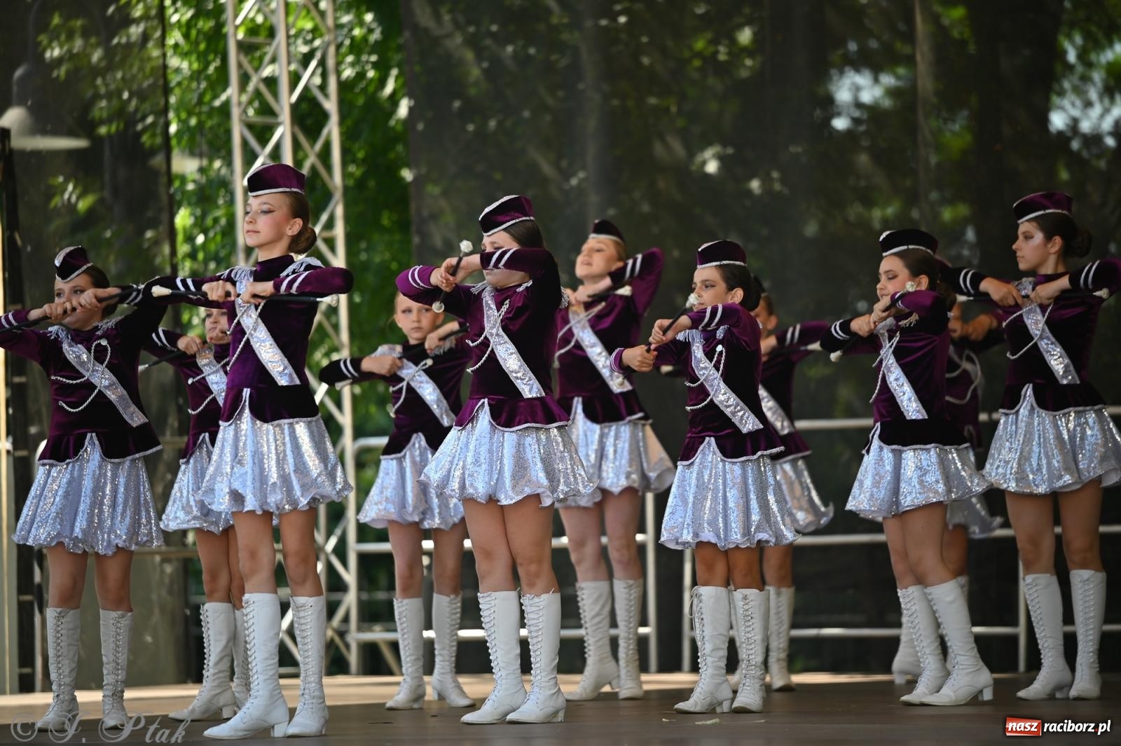 Zdjęcie w galerii na portalu naszraciborz.pl: Mażoretki opanowały Zamek Piastowski. V Mażoretkowy Zawrót Głowy wiadomości z regionu