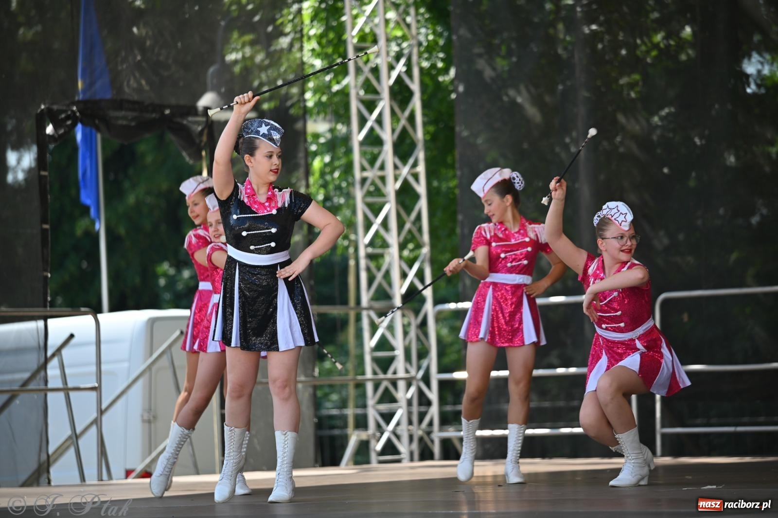 Zdjęcie w galerii na portalu naszraciborz.pl: Mażoretki opanowały Zamek Piastowski. V Mażoretkowy Zawrót Głowy wiadomości z regionu