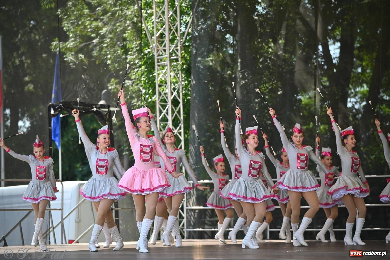 Zdjęcie w galerii na portalu naszraciborz.pl: Mażoretki opanowały Zamek Piastowski. V Mażoretkowy Zawrót Głowy wiadomości z regionu