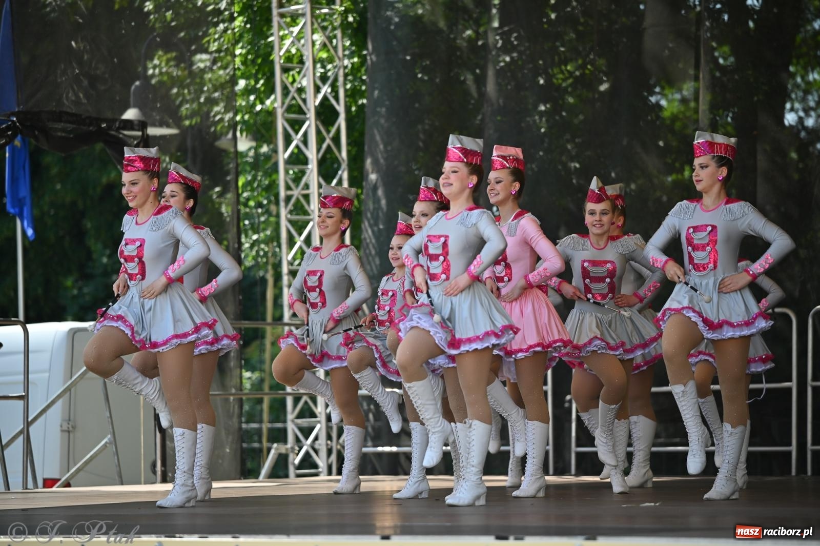 Zdjęcie w galerii na portalu naszraciborz.pl: Mażoretki opanowały Zamek Piastowski. V Mażoretkowy Zawrót Głowy wiadomości z regionu