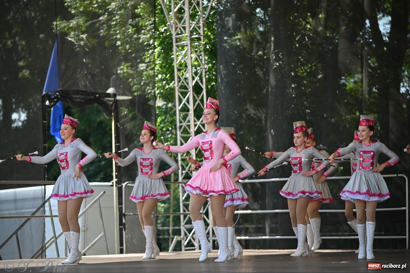 Zdjęcie w galerii na portalu naszraciborz.pl: Mażoretki opanowały Zamek Piastowski. V Mażoretkowy Zawrót Głowy wiadomości z regionu