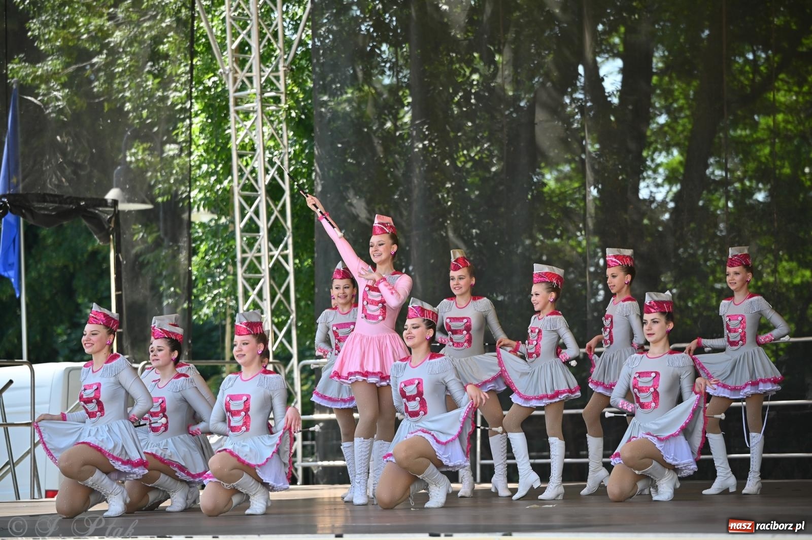 Zdjęcie w galerii na portalu naszraciborz.pl: Mażoretki opanowały Zamek Piastowski. V Mażoretkowy Zawrót Głowy wiadomości z regionu