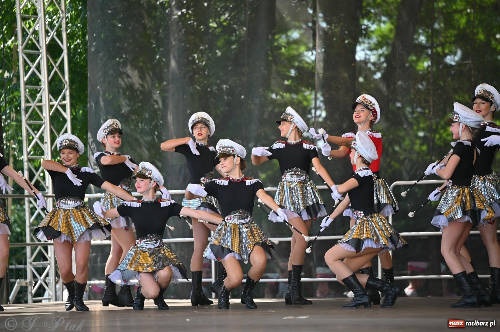 Zdjęcie w galerii na portalu naszraciborz.pl: Mażoretki opanowały Zamek Piastowski. V Mażoretkowy Zawrót Głowy wiadomości z regionu