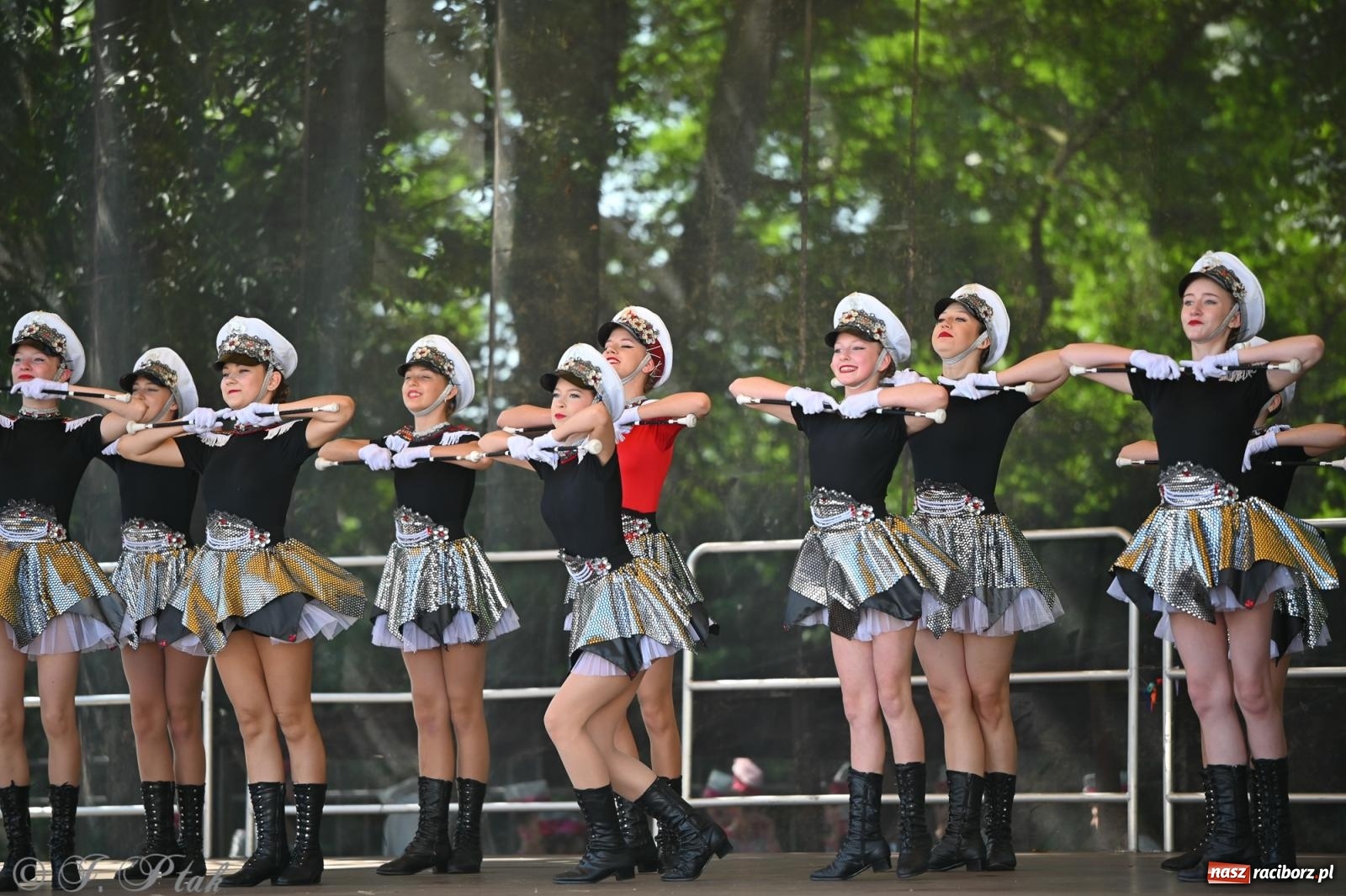 Zdjęcie w galerii na portalu naszraciborz.pl: Mażoretki opanowały Zamek Piastowski. V Mażoretkowy Zawrót Głowy wiadomości z regionu
