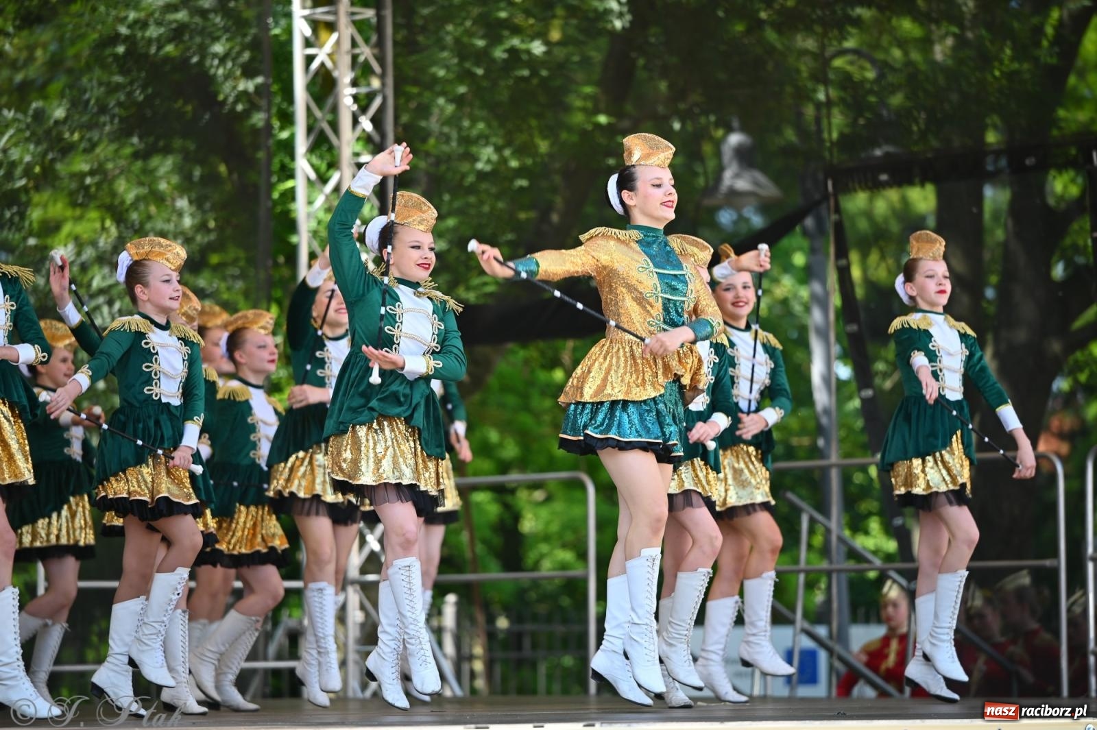Zdjęcie w galerii na portalu naszraciborz.pl: Mażoretki opanowały Zamek Piastowski. V Mażoretkowy Zawrót Głowy wiadomości z regionu