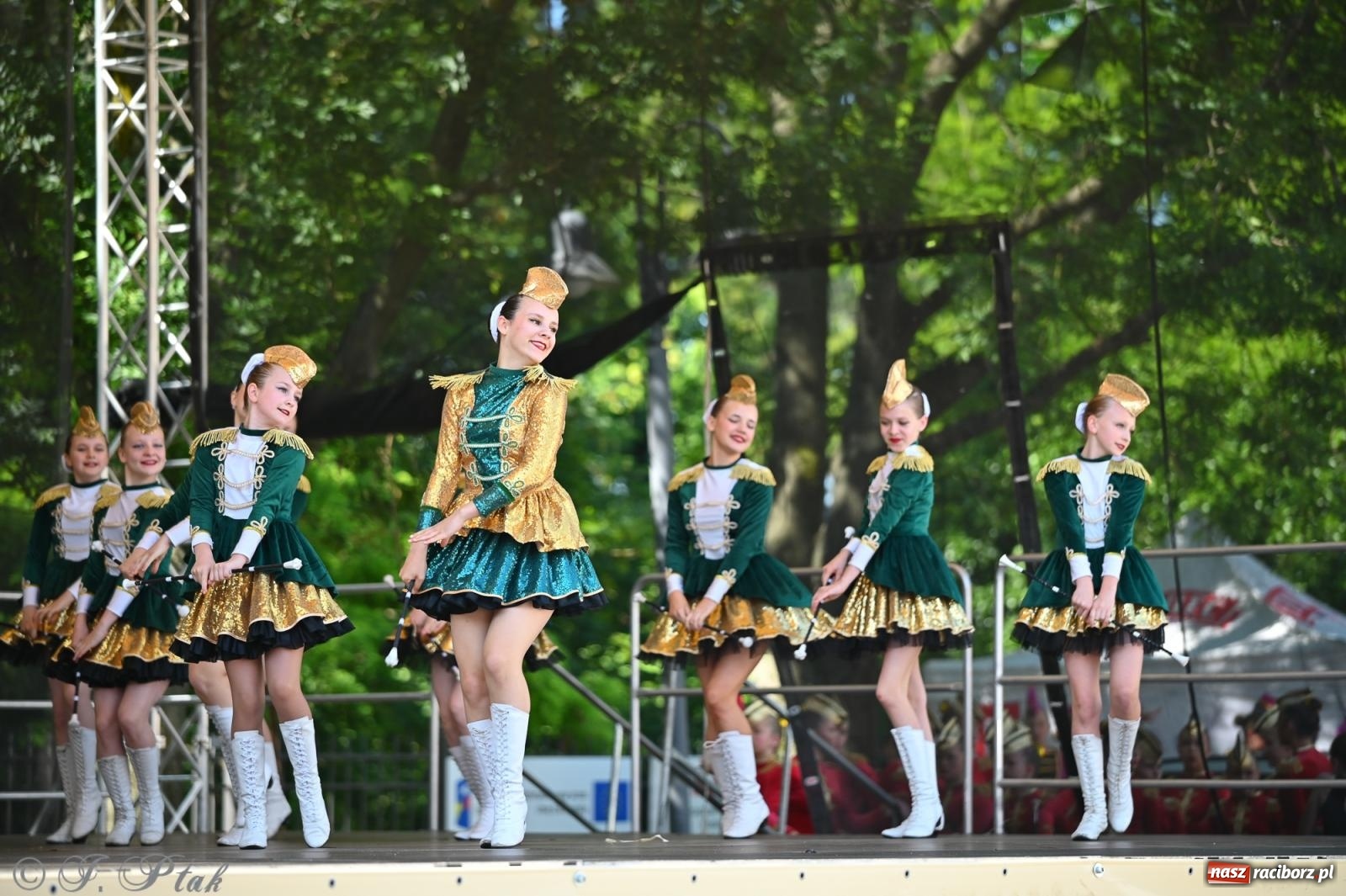 Zdjęcie w galerii na portalu naszraciborz.pl: Mażoretki opanowały Zamek Piastowski. V Mażoretkowy Zawrót Głowy wiadomości z regionu