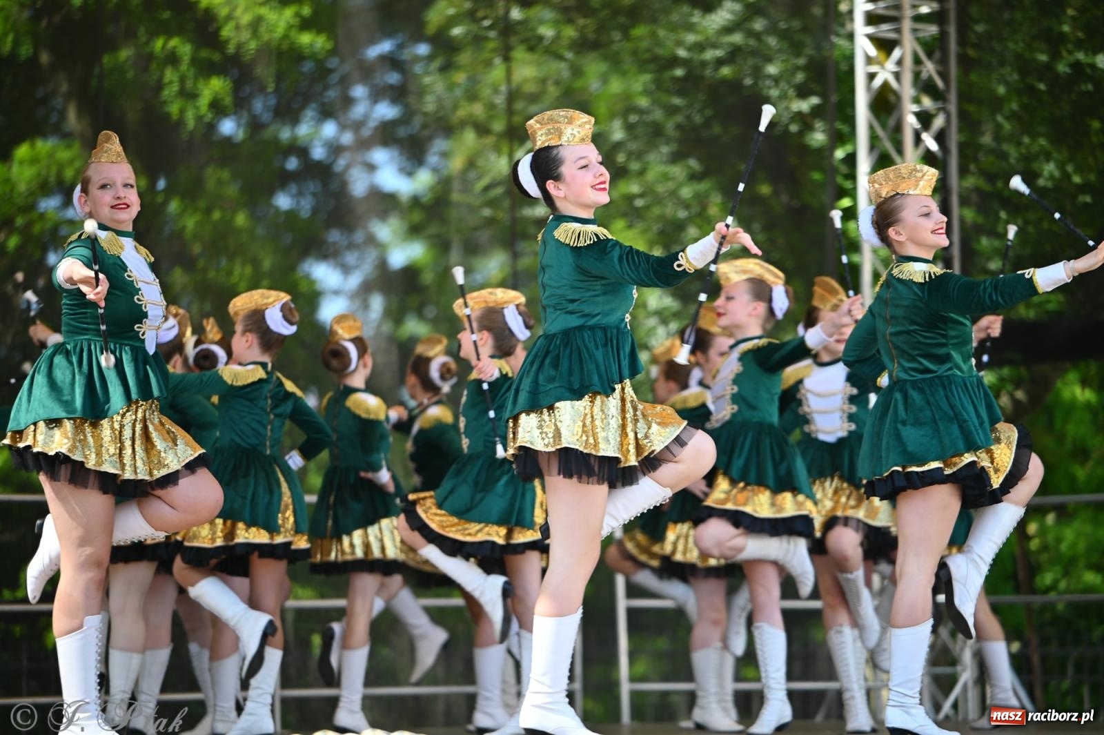 Zdjęcie w galerii na portalu naszraciborz.pl: Mażoretki opanowały Zamek Piastowski. V Mażoretkowy Zawrót Głowy wiadomości z regionu