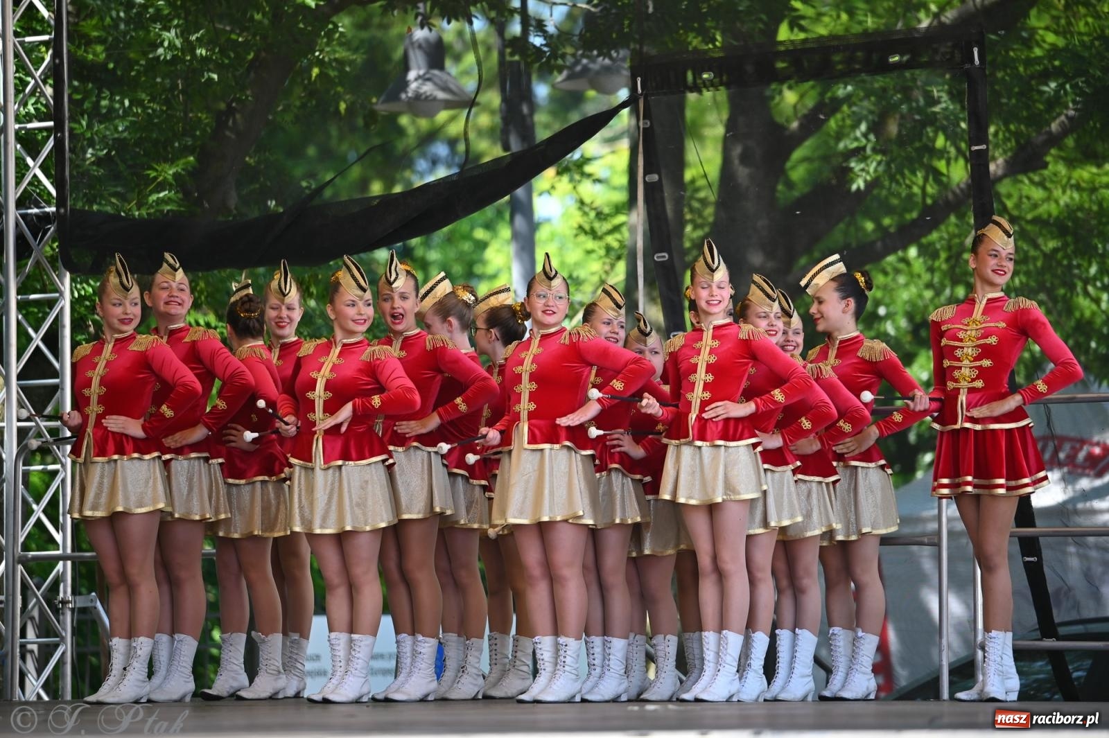 Zdjęcie w galerii na portalu naszraciborz.pl: Mażoretki opanowały Zamek Piastowski. V Mażoretkowy Zawrót Głowy wiadomości z regionu