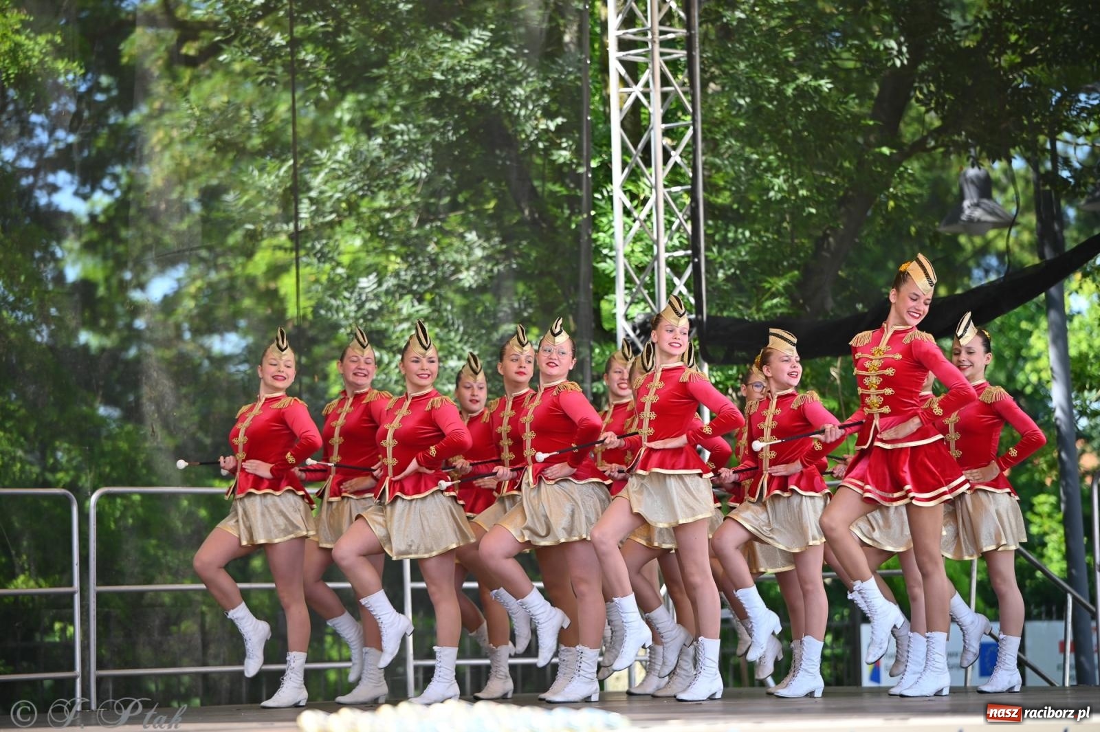 Zdjęcie w galerii na portalu naszraciborz.pl: Mażoretki opanowały Zamek Piastowski. V Mażoretkowy Zawrót Głowy wiadomości z regionu