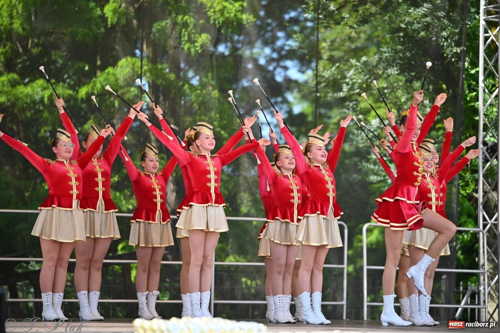 Zdjęcie w galerii na portalu naszraciborz.pl: Mażoretki opanowały Zamek Piastowski. V Mażoretkowy Zawrót Głowy wiadomości z regionu