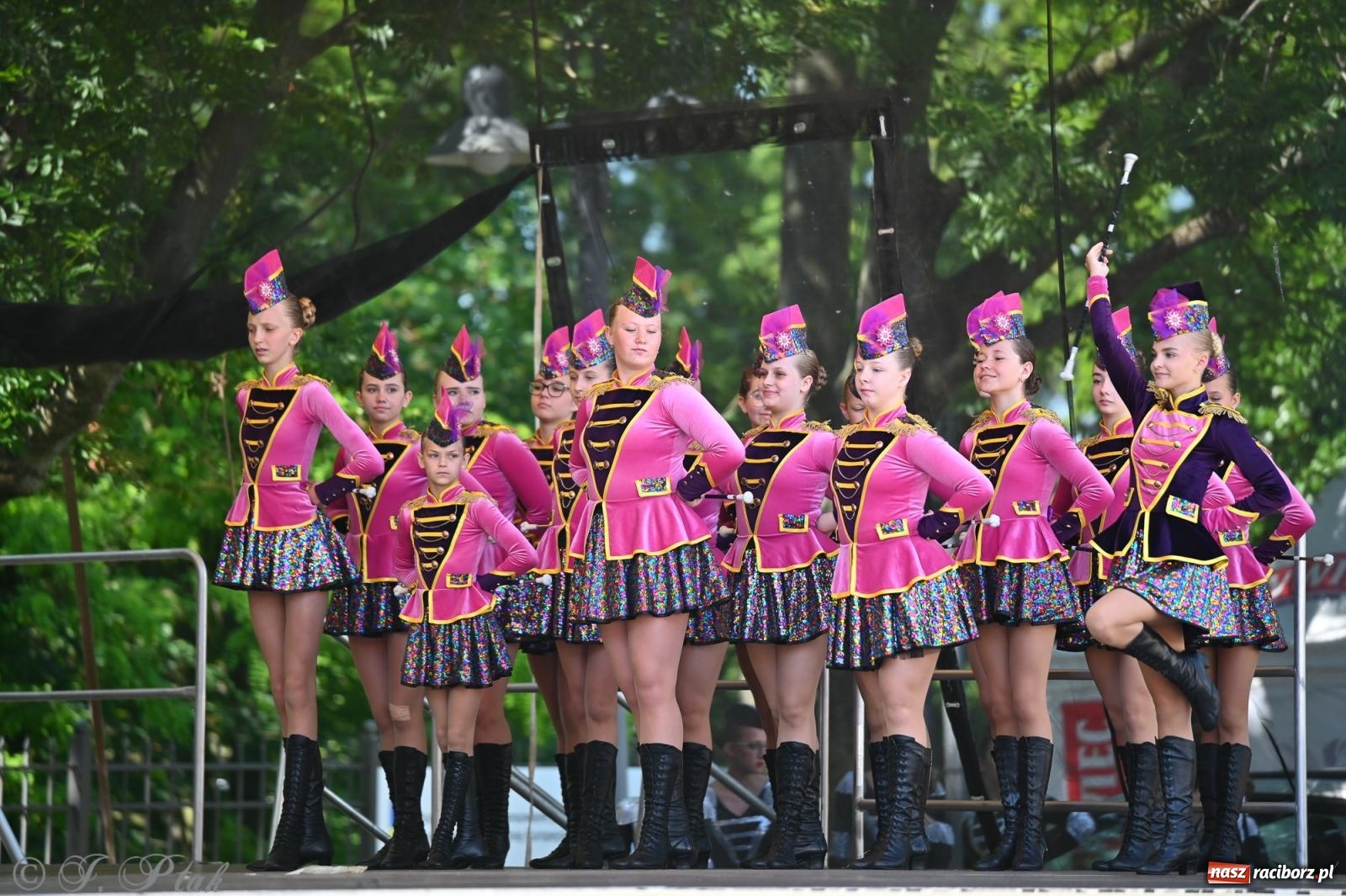 Zdjęcie w galerii na portalu naszraciborz.pl: Mażoretki opanowały Zamek Piastowski. V Mażoretkowy Zawrót Głowy wiadomości z regionu