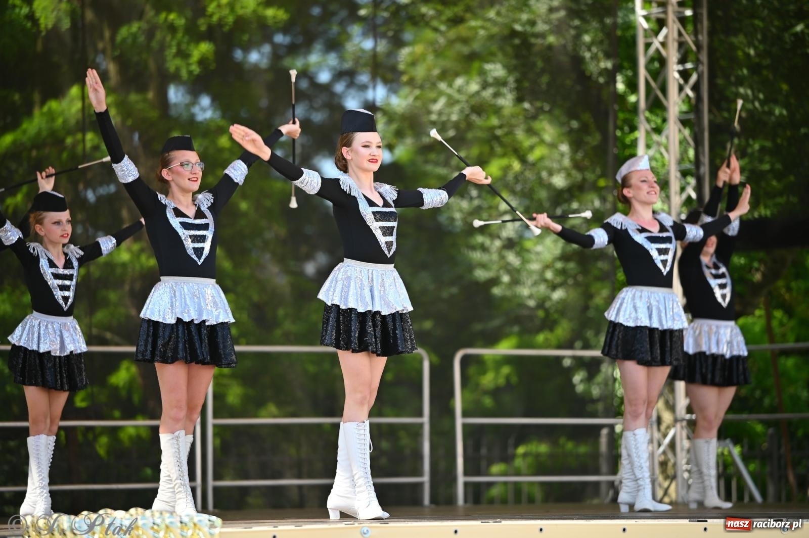 Zdjęcie w galerii na portalu naszraciborz.pl: Mażoretki opanowały Zamek Piastowski. V Mażoretkowy Zawrót Głowy wiadomości z regionu