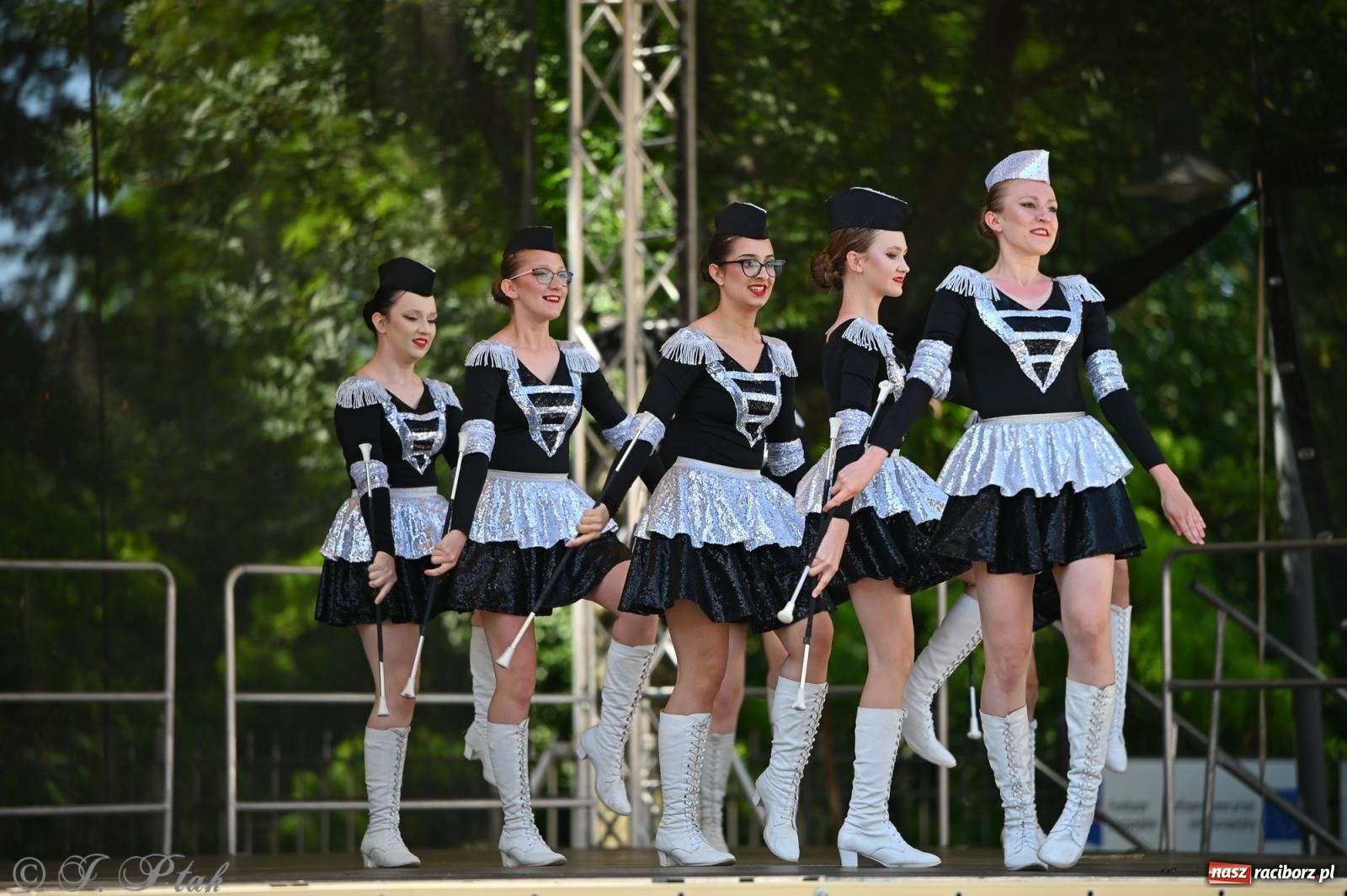 Zdjęcie w galerii na portalu naszraciborz.pl: Mażoretki opanowały Zamek Piastowski. V Mażoretkowy Zawrót Głowy wiadomości z regionu