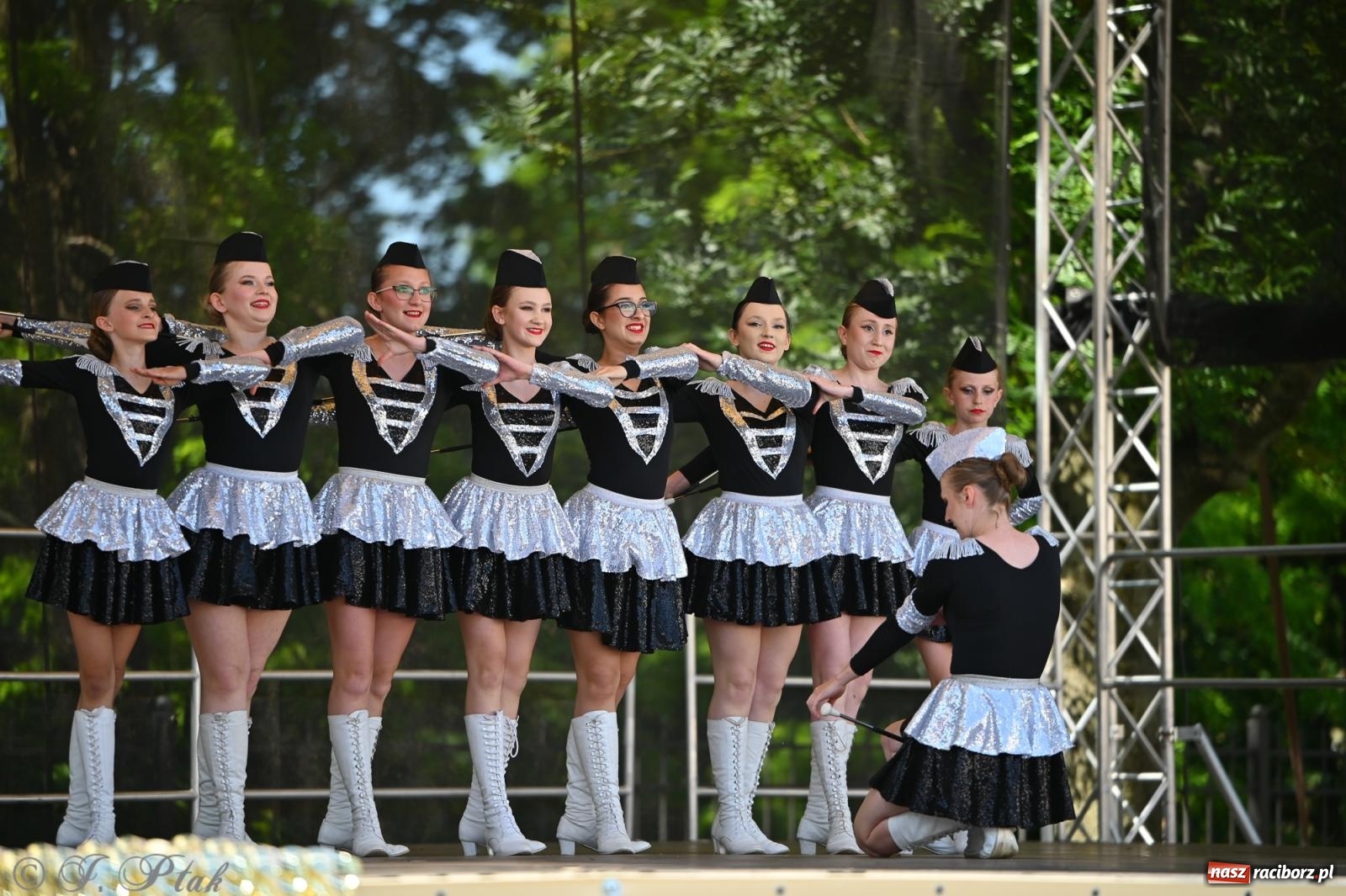 Zdjęcie w galerii na portalu naszraciborz.pl: Mażoretki opanowały Zamek Piastowski. V Mażoretkowy Zawrót Głowy wiadomości z regionu