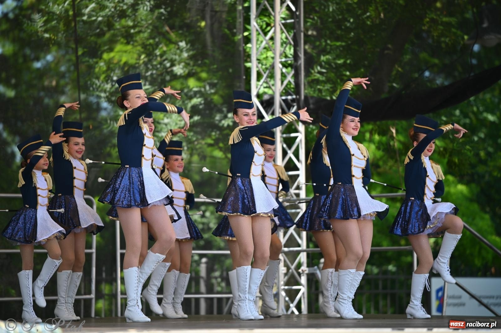 Zdjęcie w galerii na portalu naszraciborz.pl: Mażoretki opanowały Zamek Piastowski. V Mażoretkowy Zawrót Głowy wiadomości z regionu