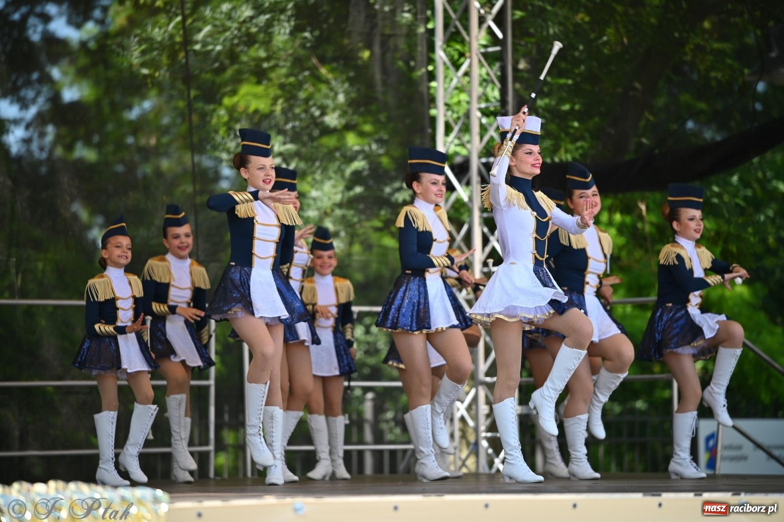 Zdjęcie w galerii na portalu naszraciborz.pl: Mażoretki opanowały Zamek Piastowski. V Mażoretkowy Zawrót Głowy wiadomości z regionu