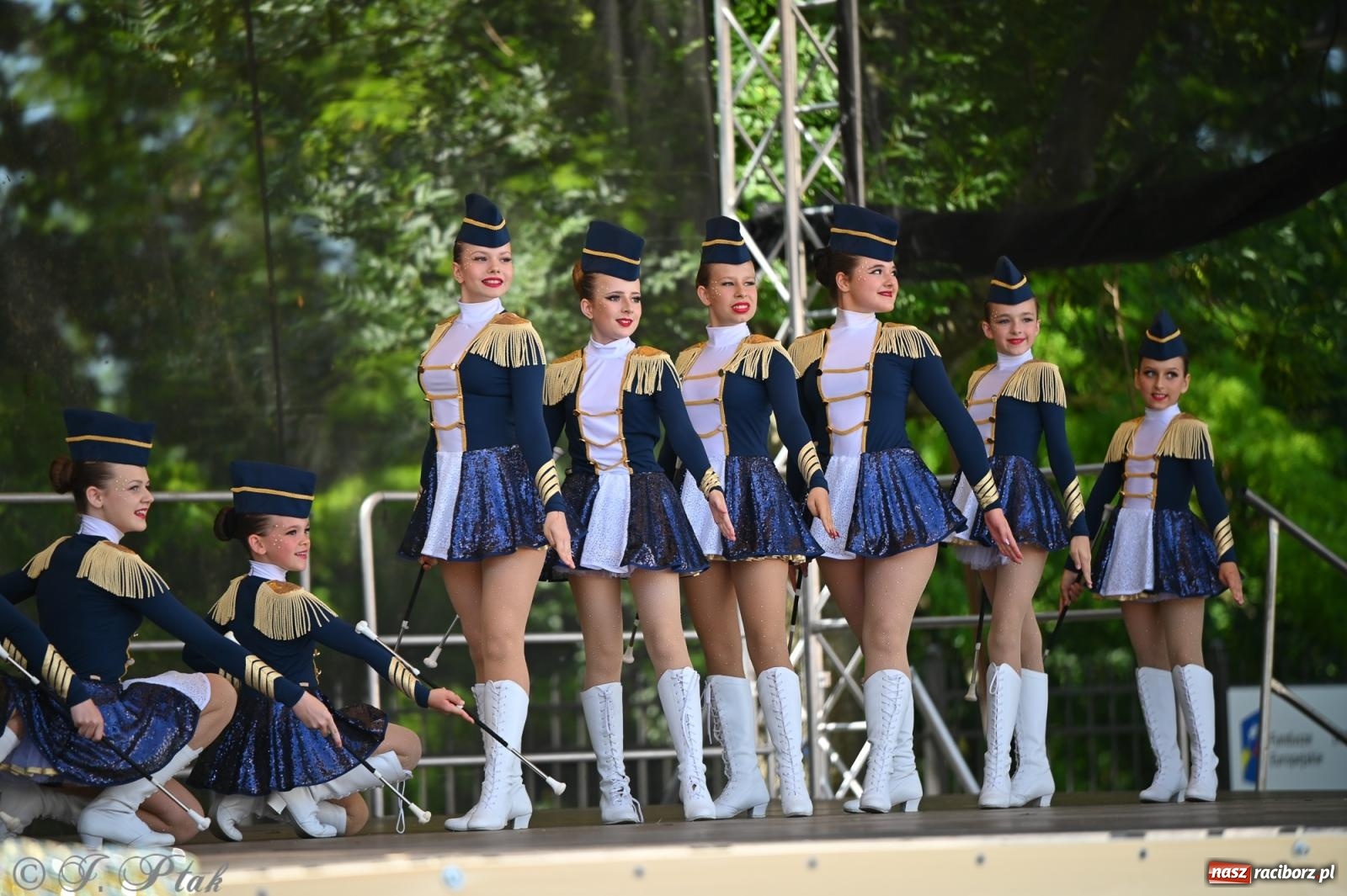 Zdjęcie w galerii na portalu naszraciborz.pl: Mażoretki opanowały Zamek Piastowski. V Mażoretkowy Zawrót Głowy wiadomości z regionu