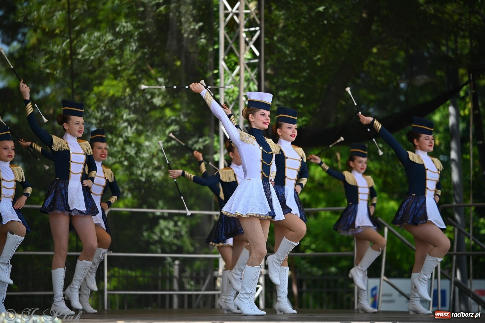 Zdjęcie w galerii na portalu naszraciborz.pl: Mażoretki opanowały Zamek Piastowski. V Mażoretkowy Zawrót Głowy wiadomości z regionu