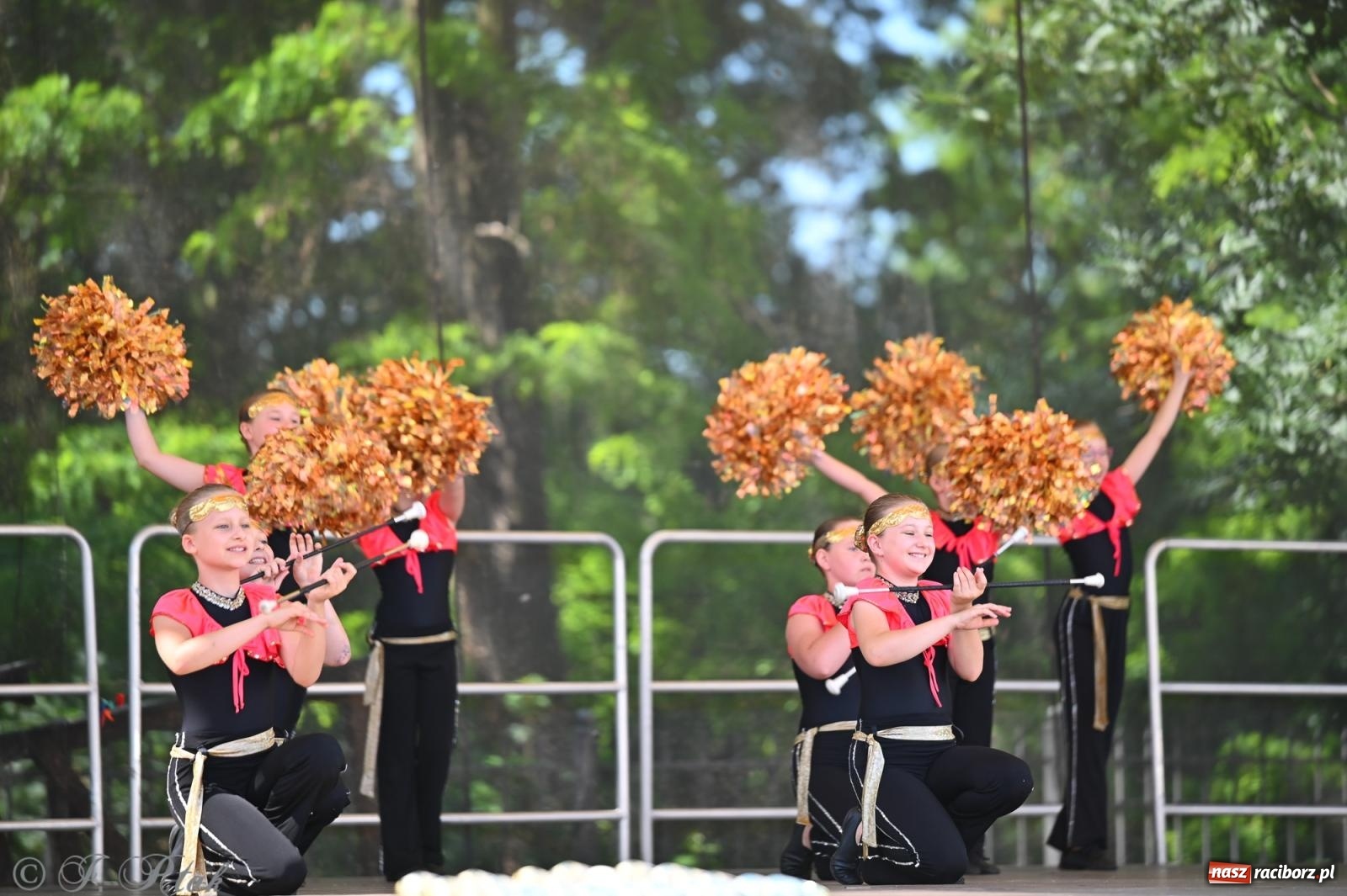 Zdjęcie w galerii na portalu naszraciborz.pl: Mażoretki opanowały Zamek Piastowski. V Mażoretkowy Zawrót Głowy wiadomości z regionu