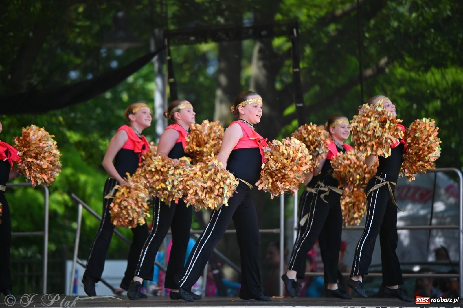 Zdjęcie w galerii na portalu naszraciborz.pl: Mażoretki opanowały Zamek Piastowski. V Mażoretkowy Zawrót Głowy wiadomości z regionu