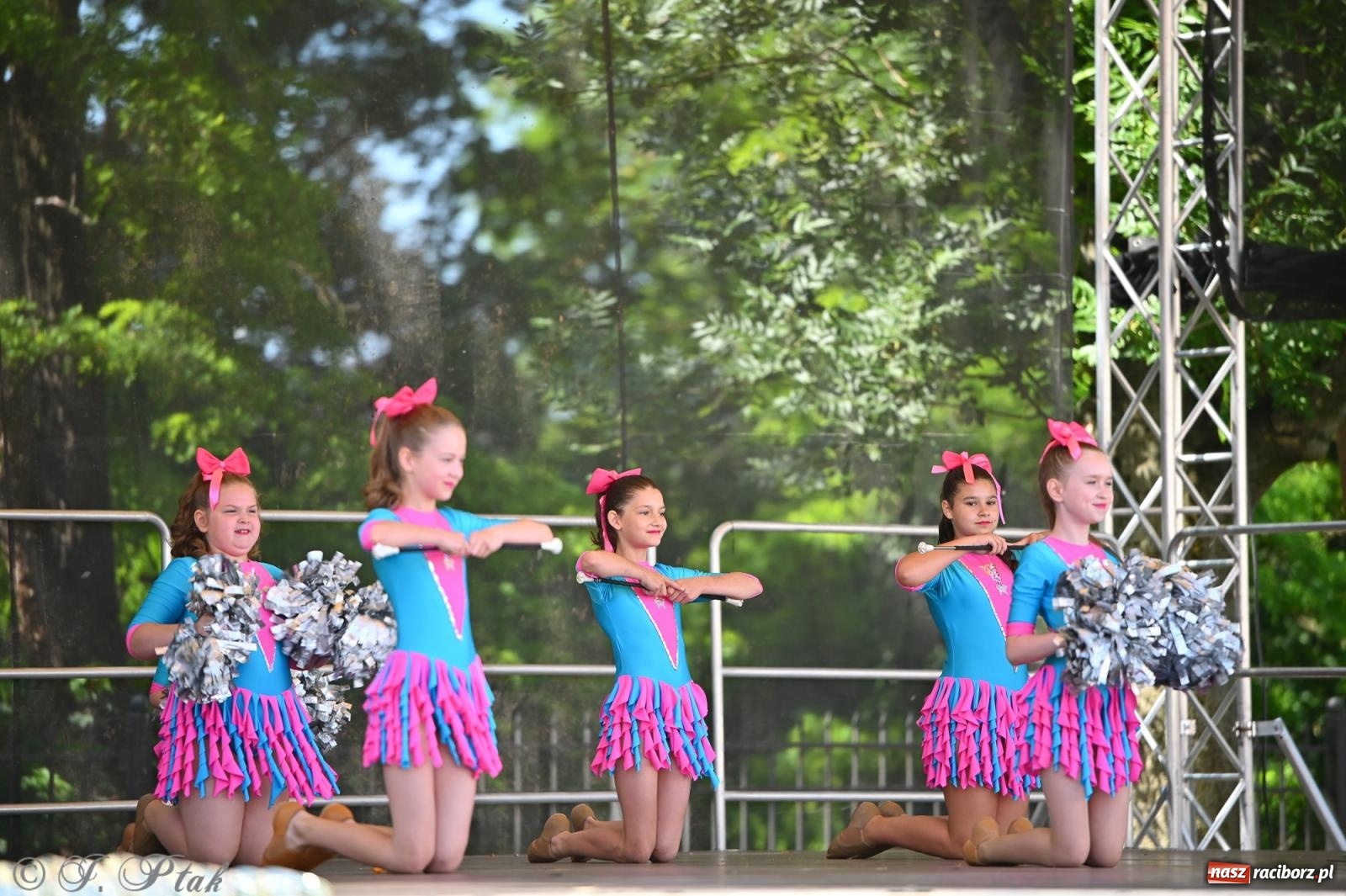 Zdjęcie w galerii na portalu naszraciborz.pl: Mażoretki opanowały Zamek Piastowski. V Mażoretkowy Zawrót Głowy wiadomości z regionu