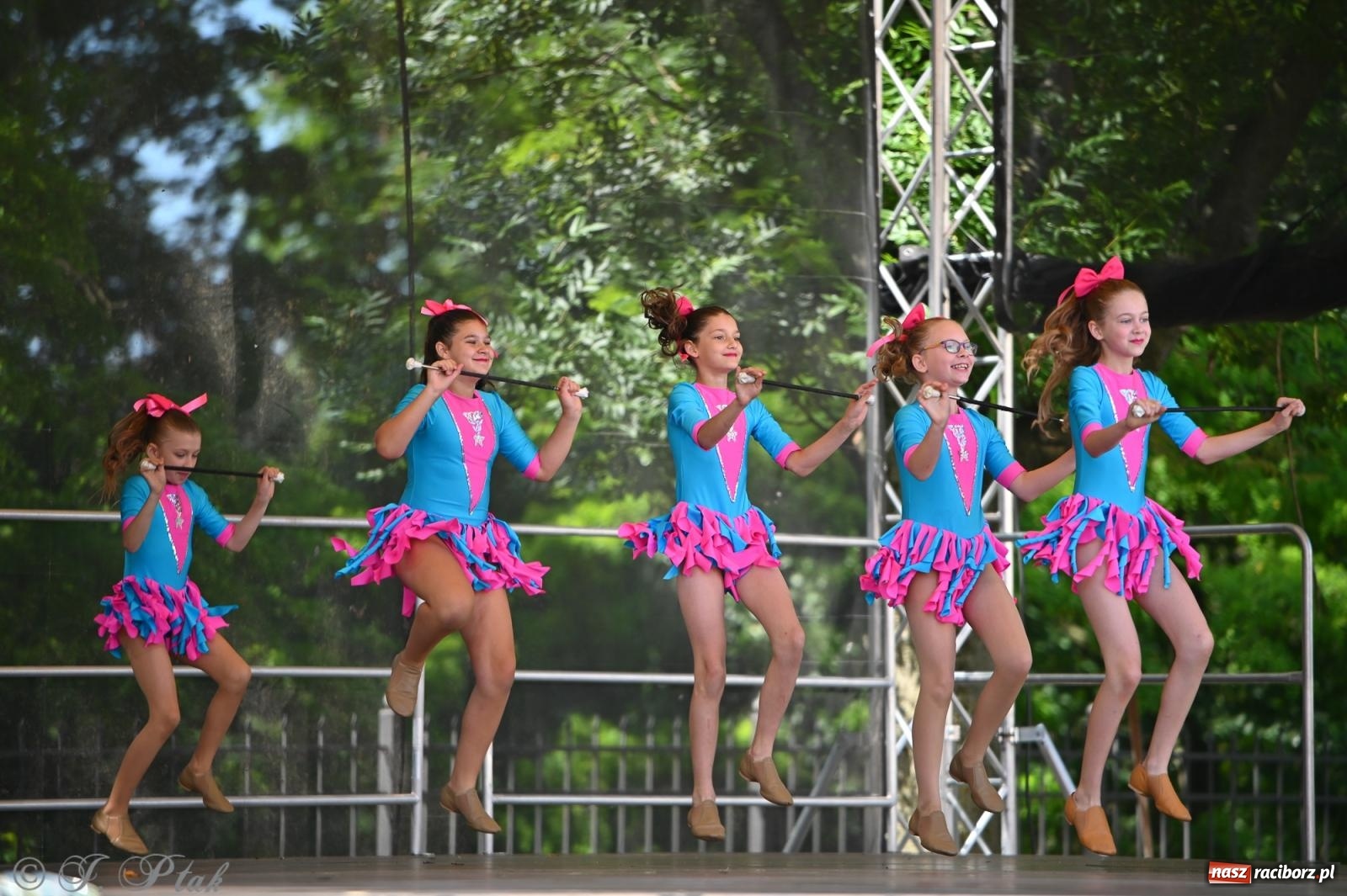 Zdjęcie w galerii na portalu naszraciborz.pl: Mażoretki opanowały Zamek Piastowski. V Mażoretkowy Zawrót Głowy wiadomości z regionu