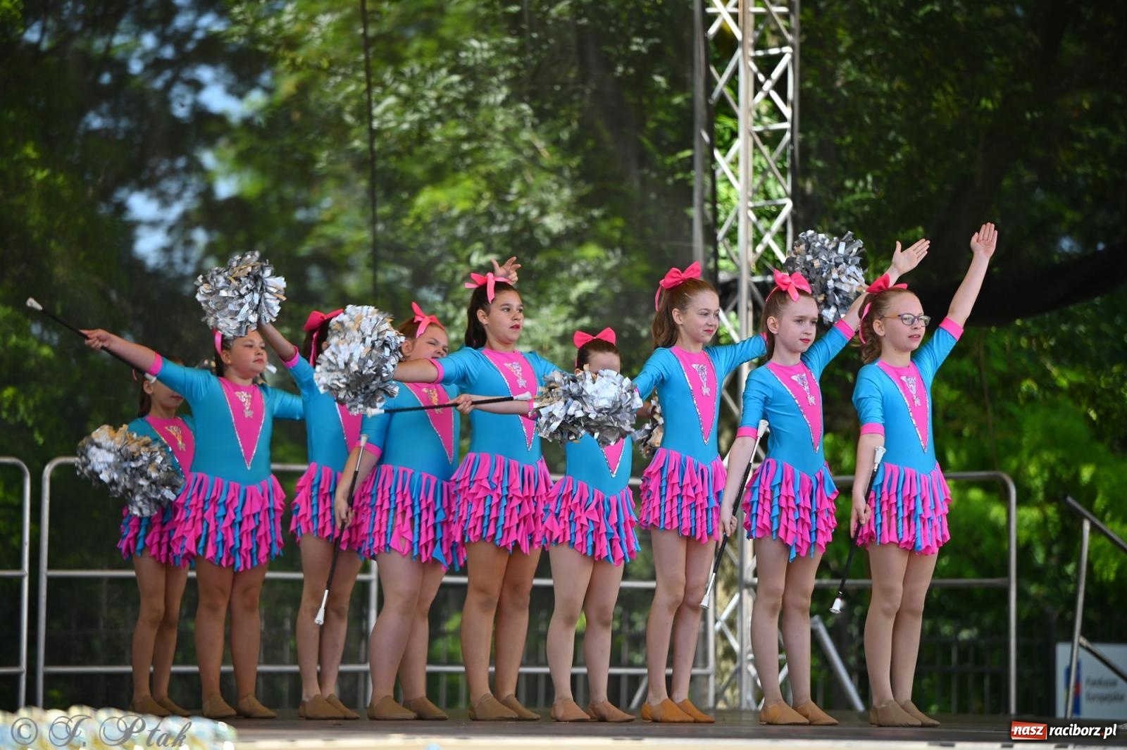 Zdjęcie w galerii na portalu naszraciborz.pl: Mażoretki opanowały Zamek Piastowski. V Mażoretkowy Zawrót Głowy wiadomości z regionu