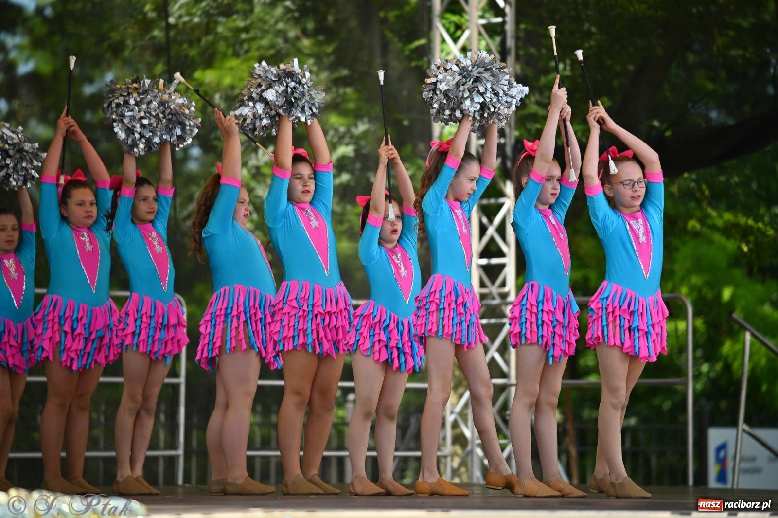 Zdjęcie w galerii na portalu naszraciborz.pl: Mażoretki opanowały Zamek Piastowski. V Mażoretkowy Zawrót Głowy wiadomości z regionu