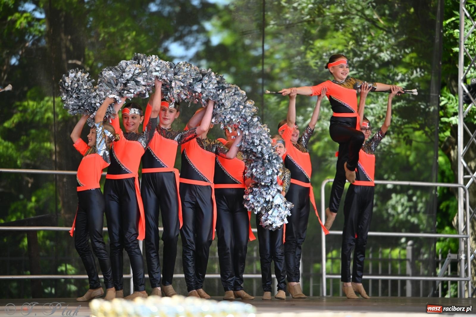 Zdjęcie w galerii na portalu naszraciborz.pl: Mażoretki opanowały Zamek Piastowski. V Mażoretkowy Zawrót Głowy wiadomości z regionu