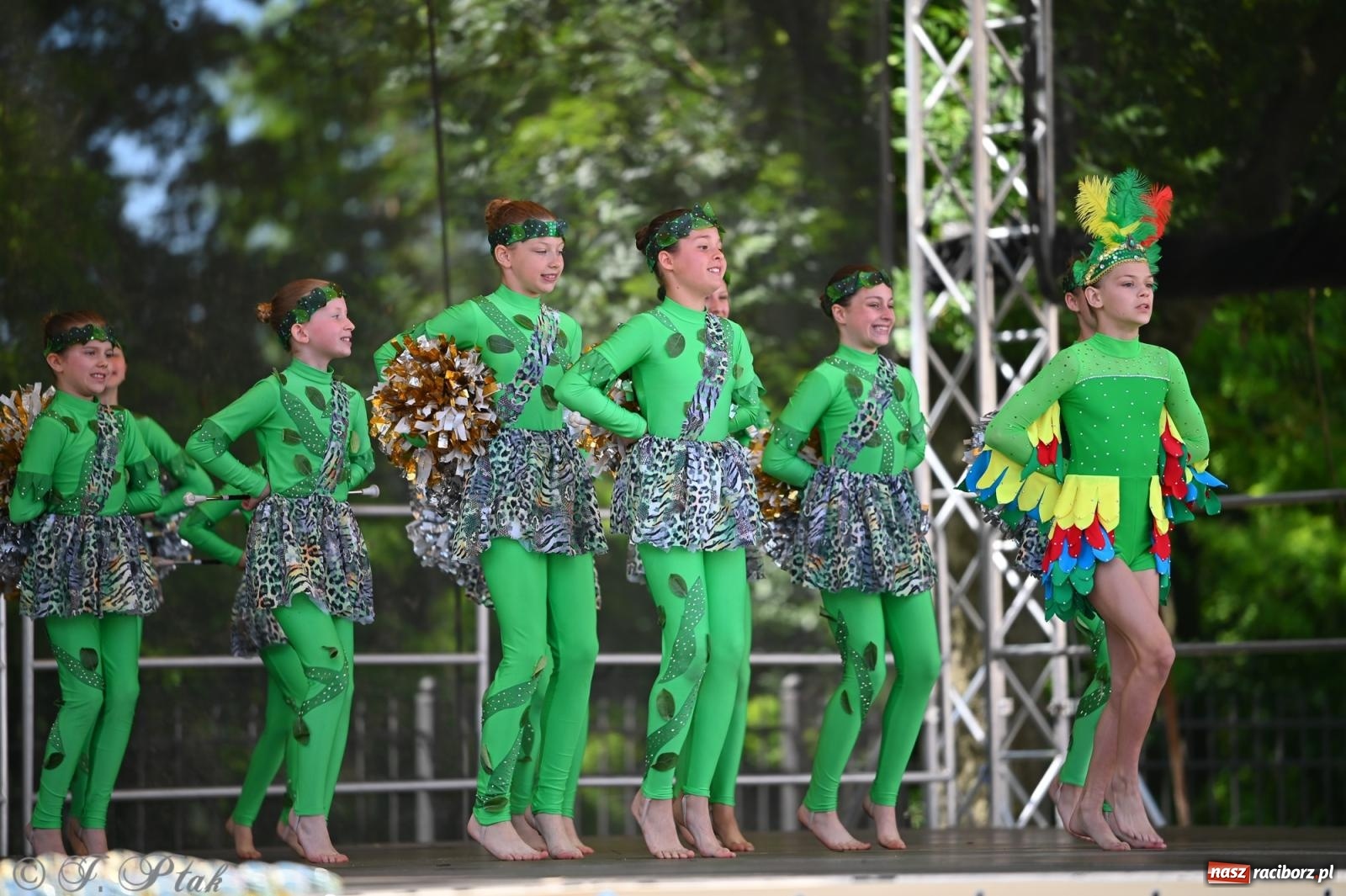 Zdjęcie w galerii na portalu naszraciborz.pl: Mażoretki opanowały Zamek Piastowski. V Mażoretkowy Zawrót Głowy wiadomości z regionu