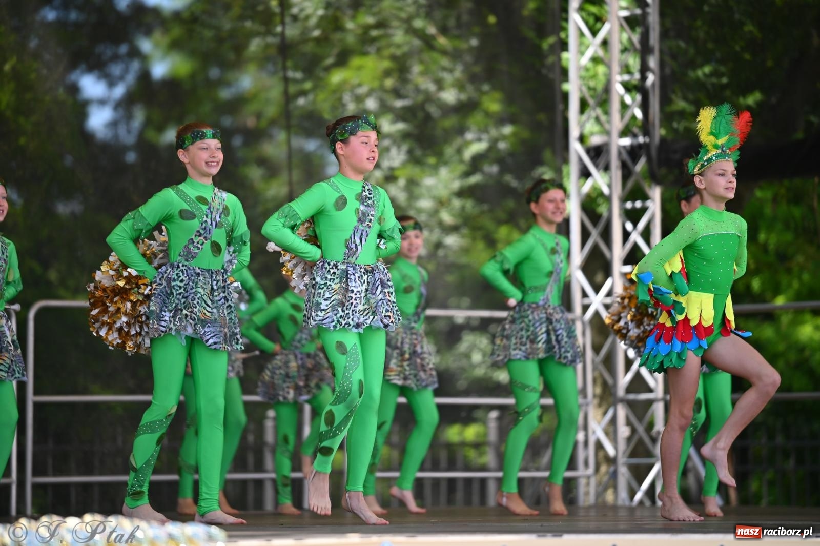 Zdjęcie w galerii na portalu naszraciborz.pl: Mażoretki opanowały Zamek Piastowski. V Mażoretkowy Zawrót Głowy wiadomości z regionu