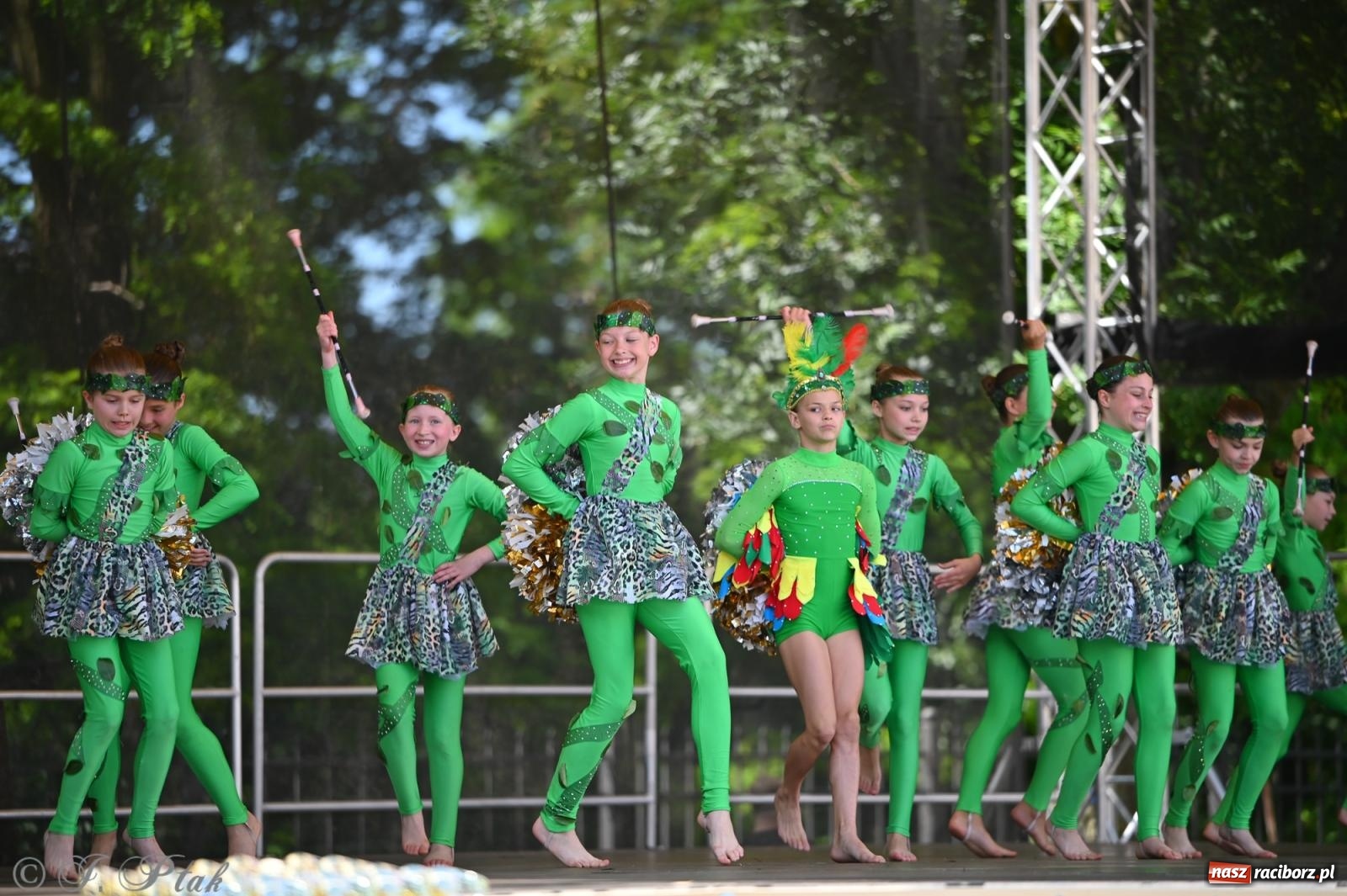 Zdjęcie w galerii na portalu naszraciborz.pl: Mażoretki opanowały Zamek Piastowski. V Mażoretkowy Zawrót Głowy wiadomości z regionu